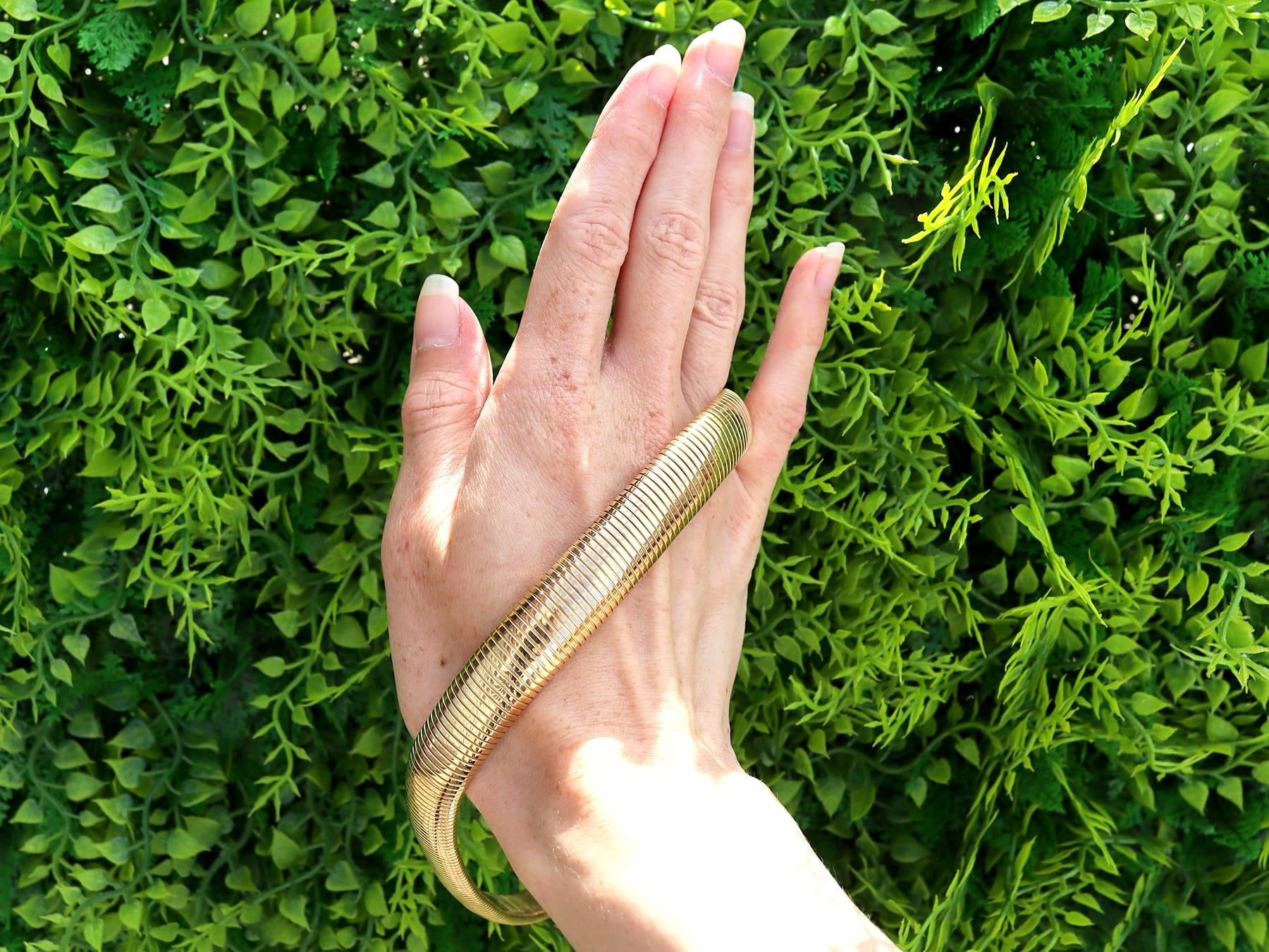 Un exceptionnel, fin et impressionnant collier à collerette vintage des années 1950 en or jaune 18 carats ; faisant partie de notre collection variée de colliers vintage.

Ce collier vintage exceptionnel, fin et impressionnant a été réalisé en or