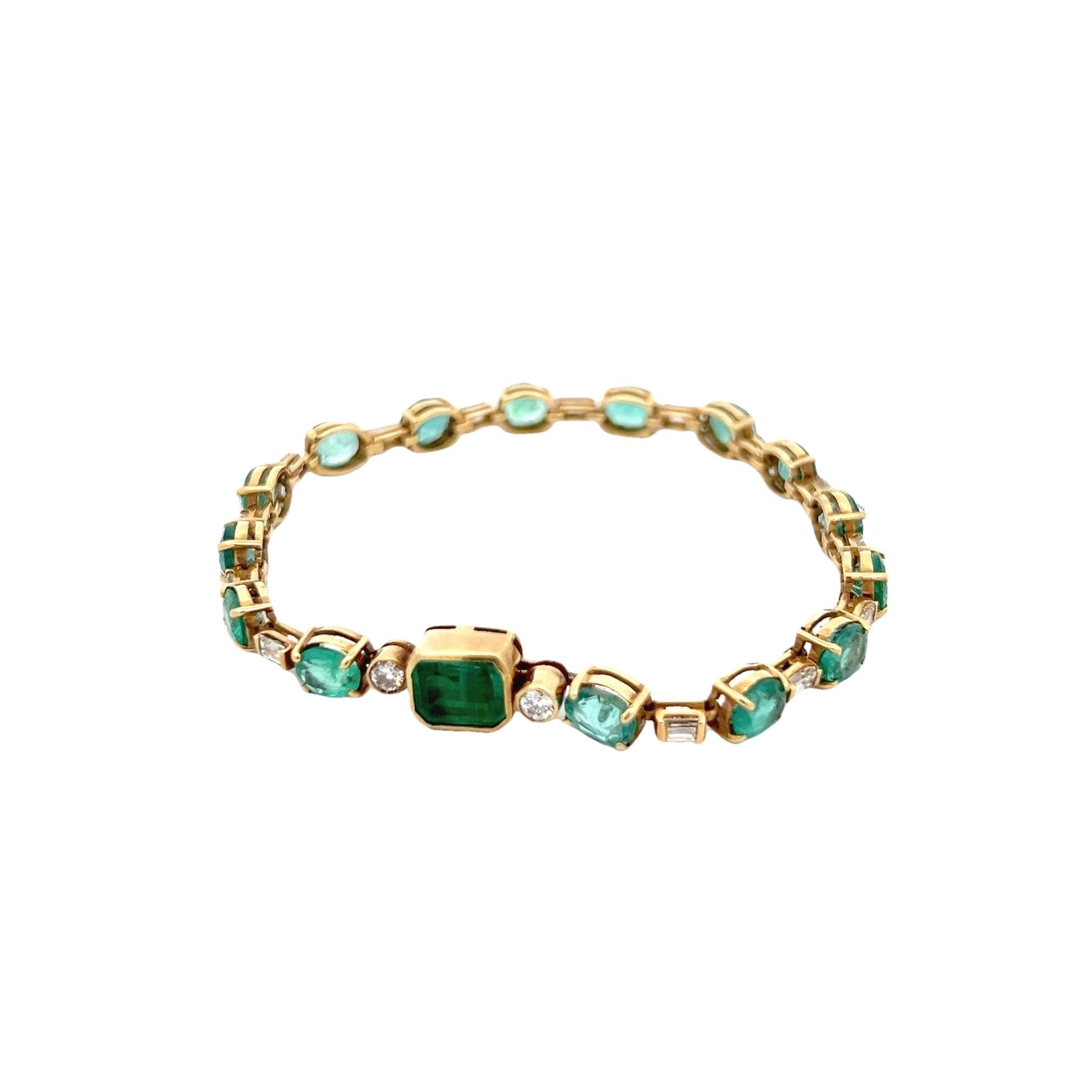 Vintage 18K Yellow Gold Colombian Emerald and Diamond Line Bracelet In Excellent Condition For Sale In Miami, FL