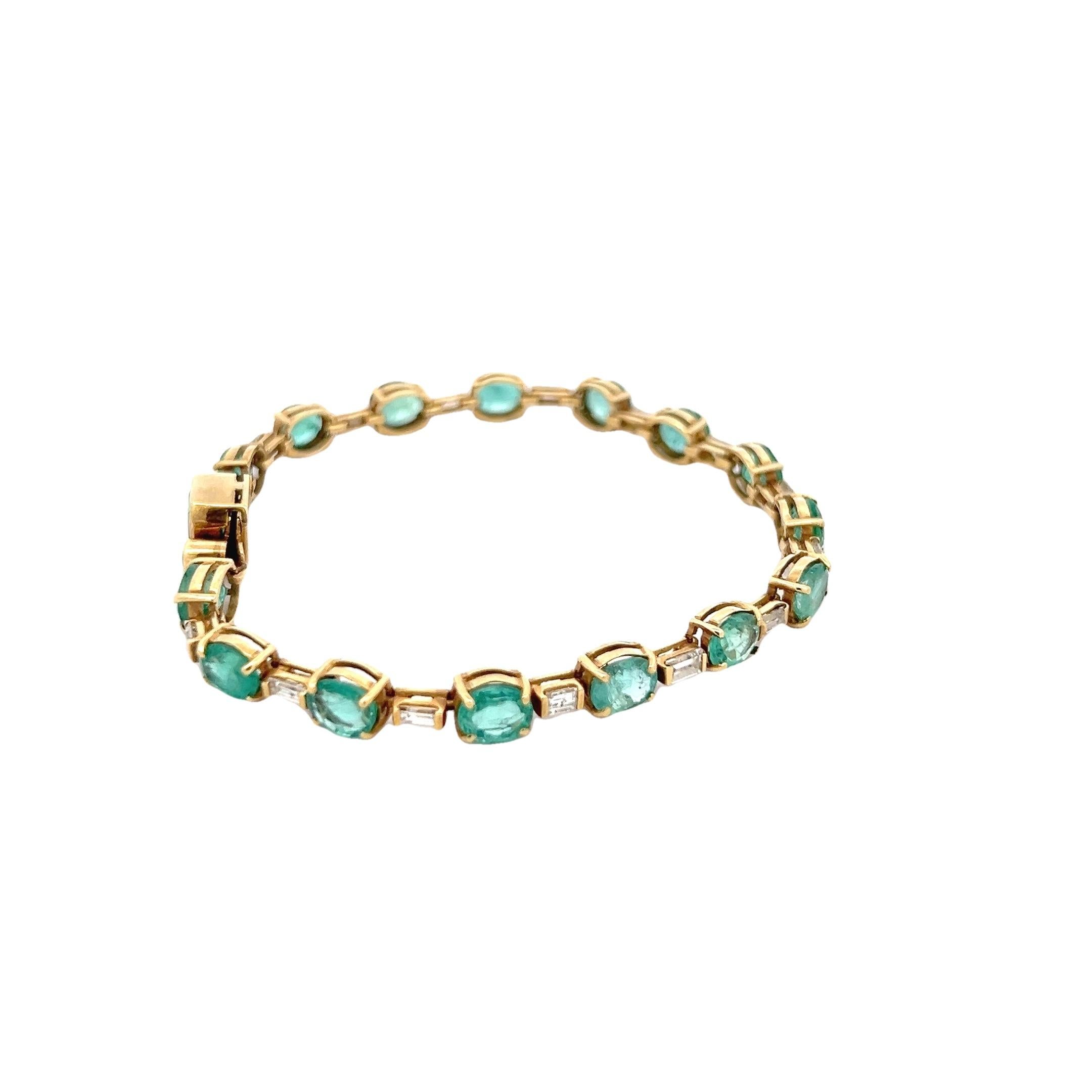 Women's or Men's Vintage 18K Yellow Gold Colombian Emerald and Diamond Line Bracelet For Sale