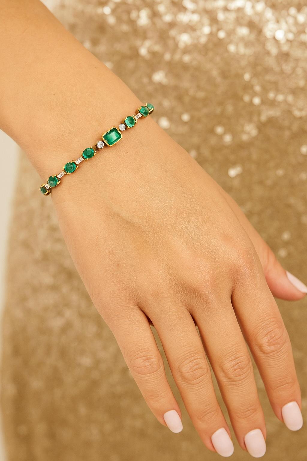 Vintage 18K Yellow Gold Colombian Emerald and Diamond Line Bracelet For Sale 2