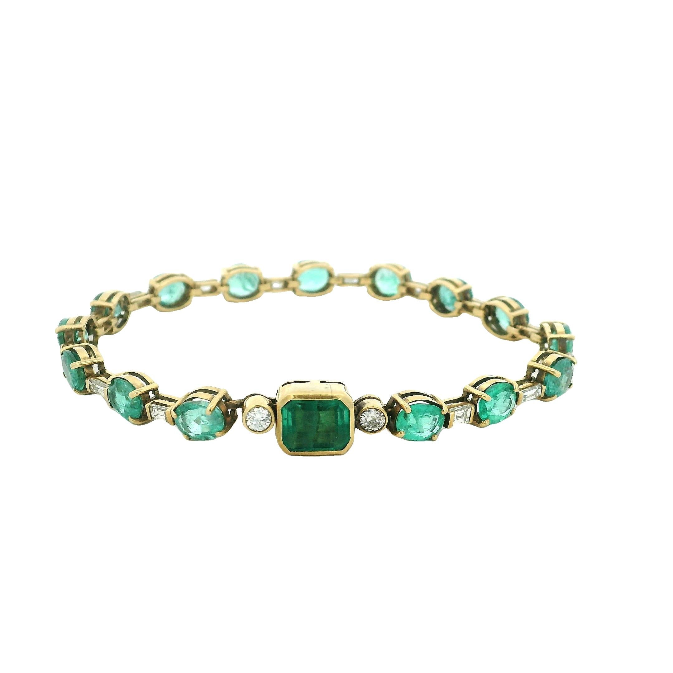 Vintage 18K Yellow Gold Colombian Emerald and Diamond Line Bracelet For Sale 3