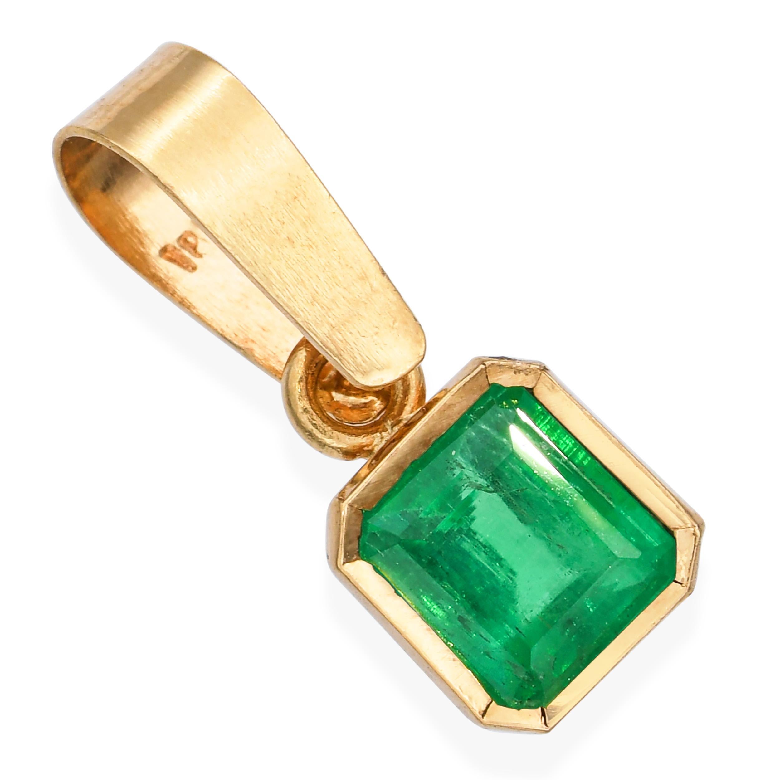 Cet élégant pendentif vintage est réalisé en or jaune 18 carats et met en valeur une émeraude aux teintes riches. La couleur verte vibrante de la pierre précieuse est magnifiquement complétée par l'éclat chaud de la monture en or. Simple mais