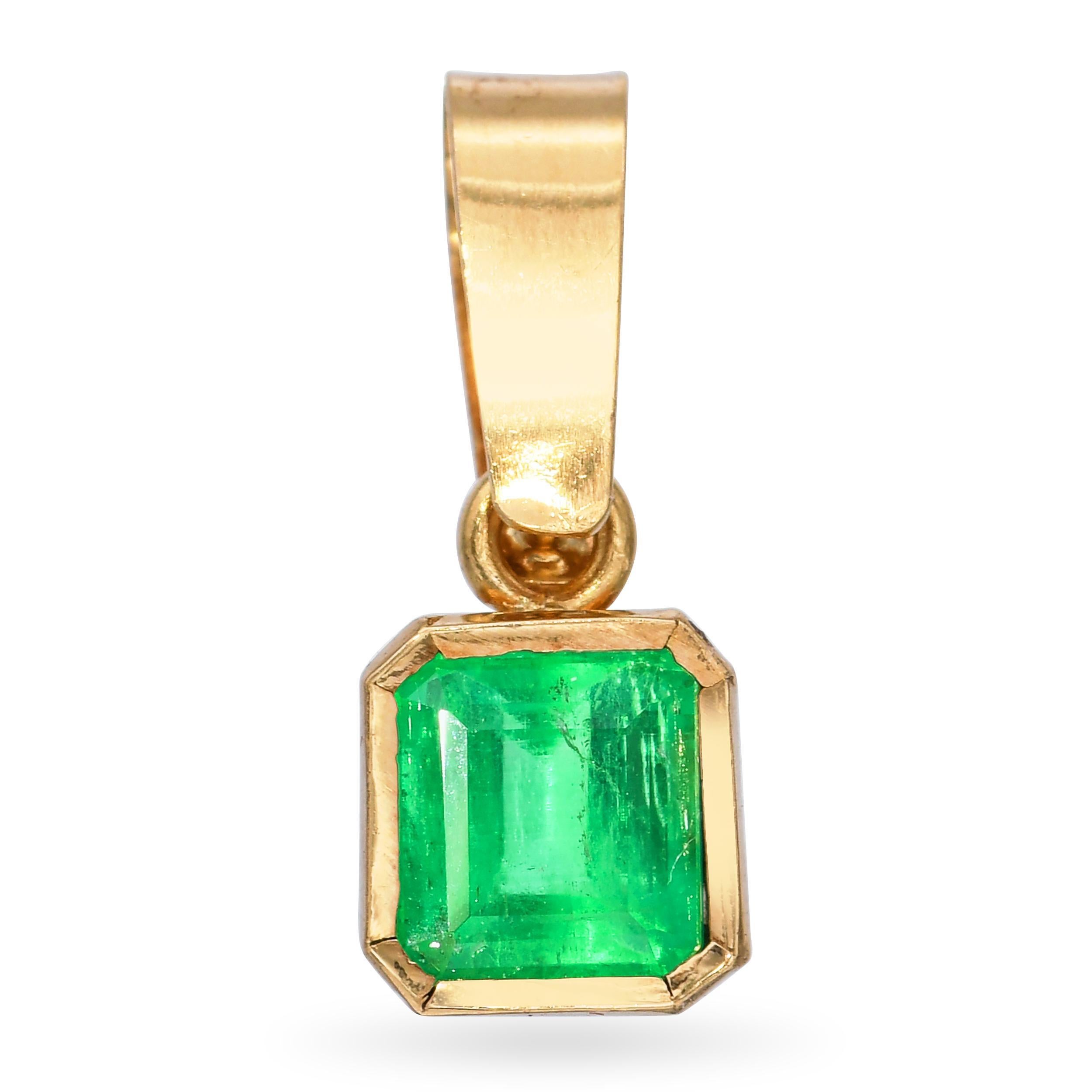 Pendentif vintage en or jaune 18k avec émeraude colombienne Bon état - En vente à New York, NY