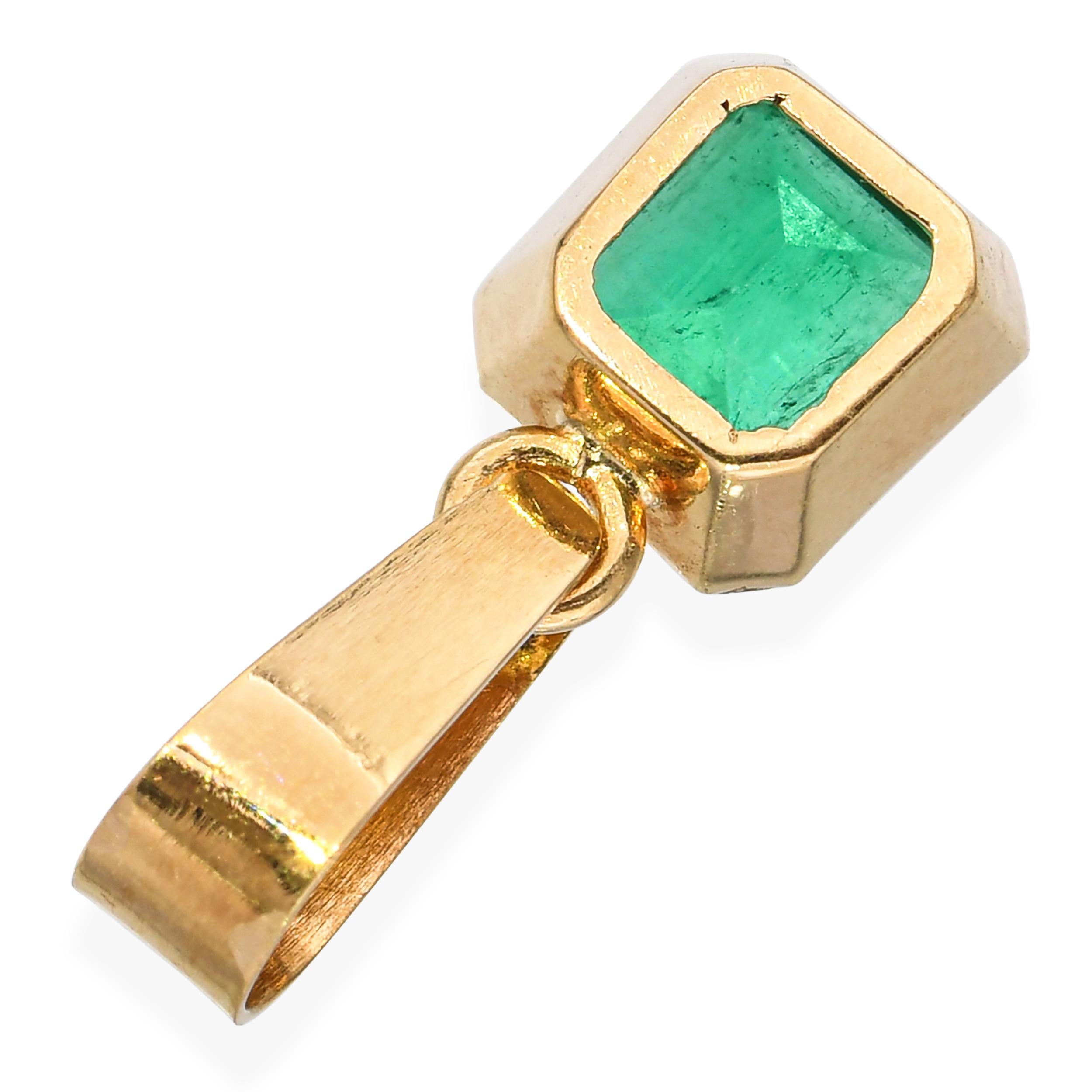 Pendentif vintage en or jaune 18k avec émeraude colombienne Unisexe en vente