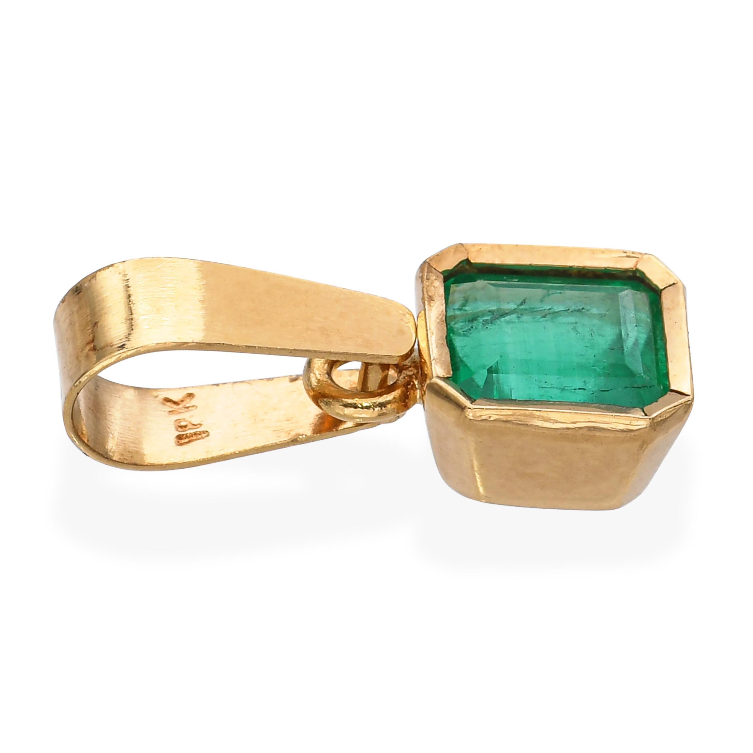 Pendentif vintage en or jaune 18k avec émeraude colombienne en vente 1