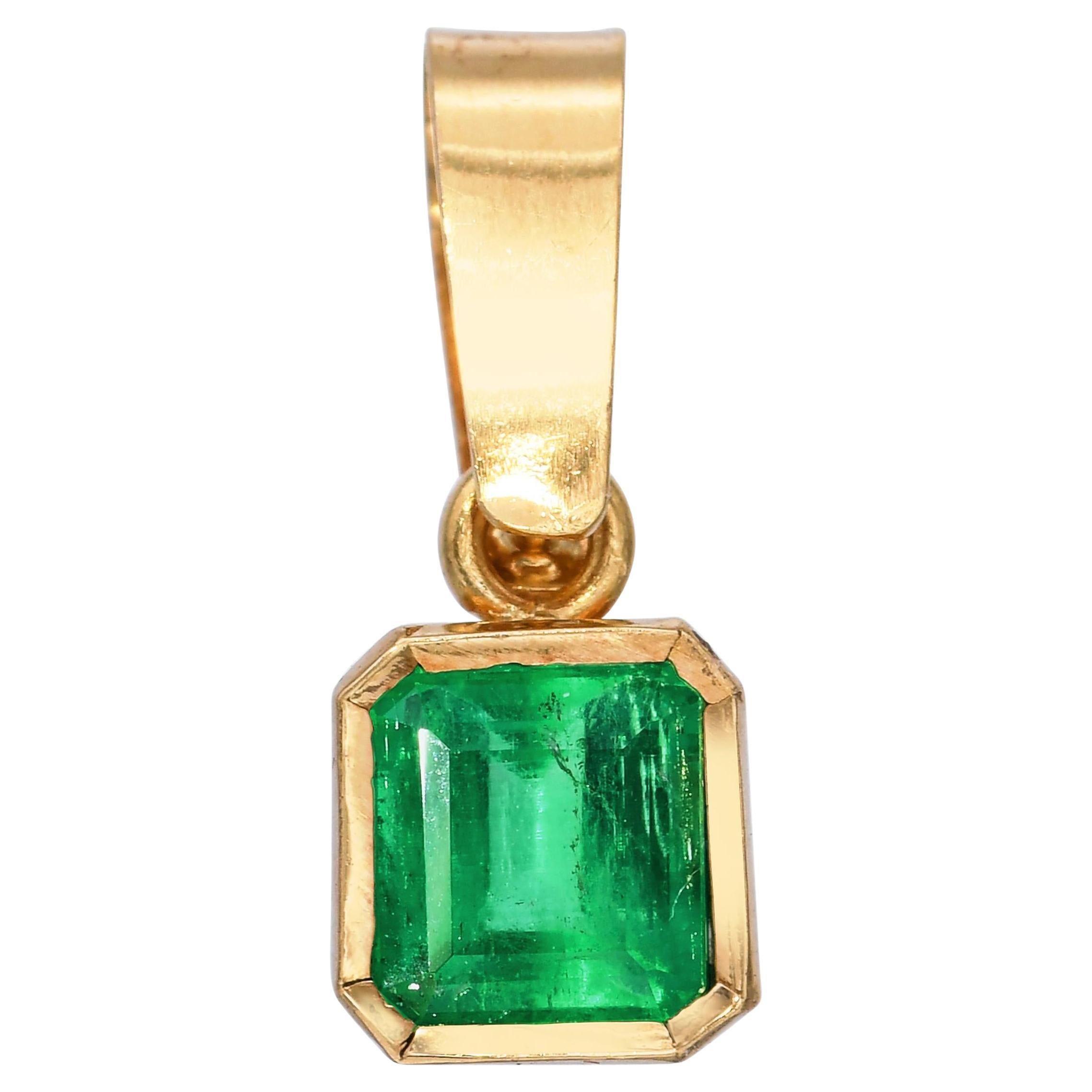 Pendentif vintage en or jaune 18k avec émeraude colombienne en vente