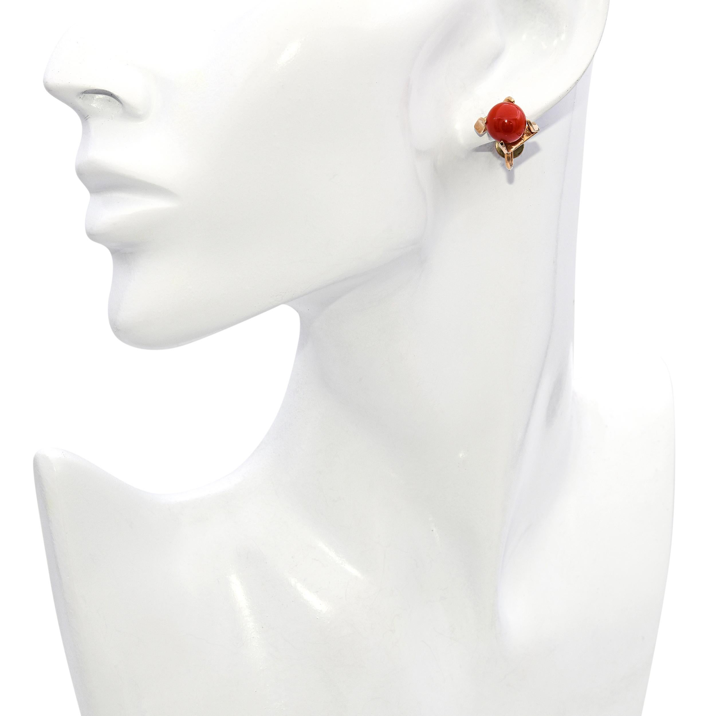 Rétro Orecchini a vite in corallo d'epoca in oro giallo 18k in vendita