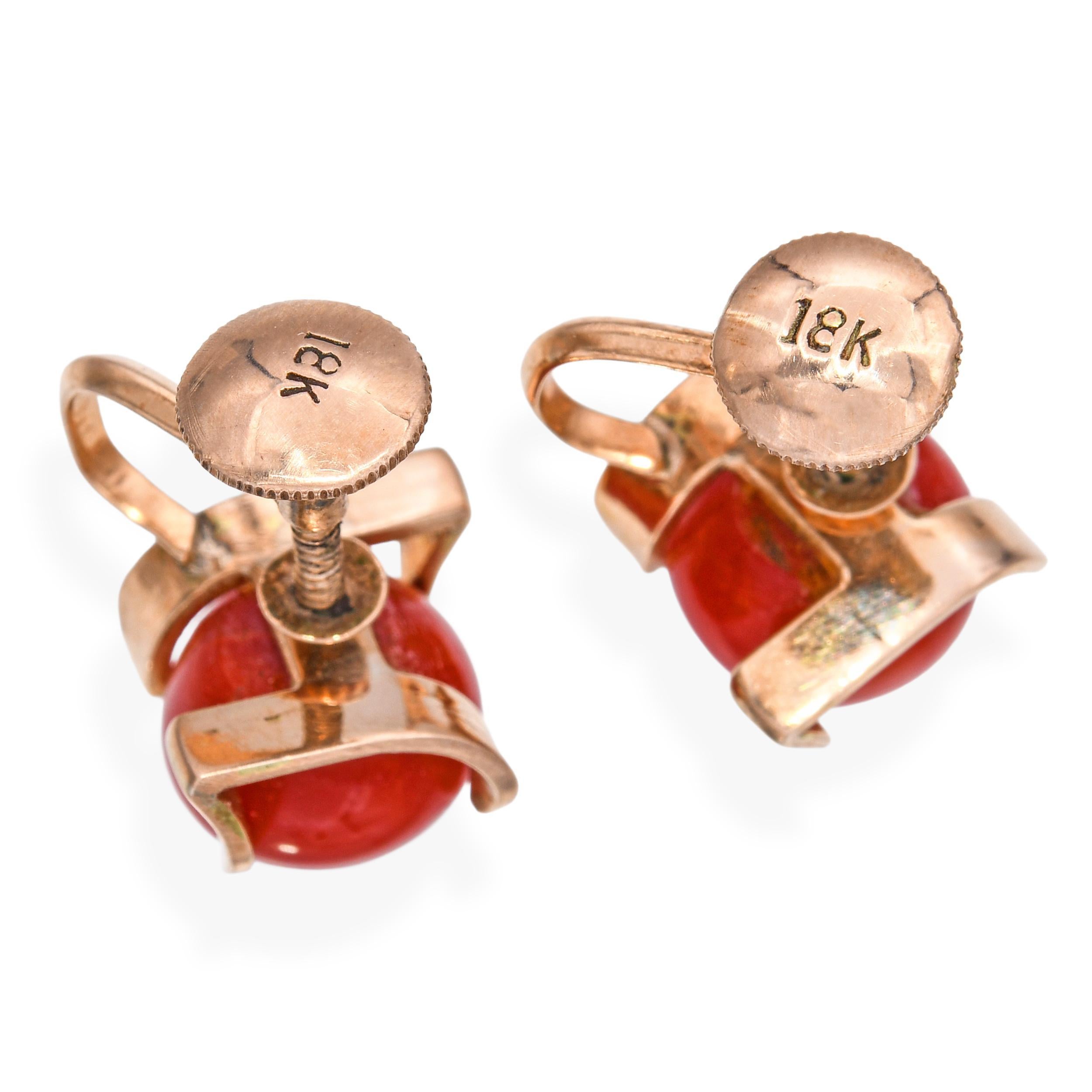 Orecchini a vite in corallo d'epoca in oro giallo 18k In condizioni buone in vendita a New York, NY