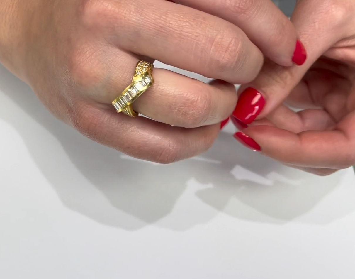 Vintage 18k Yellow Gold Criss Cross Ring with Baguette & Round Diamonds 1.28 Ct In New Condition For Sale In Old Tappan, NJ