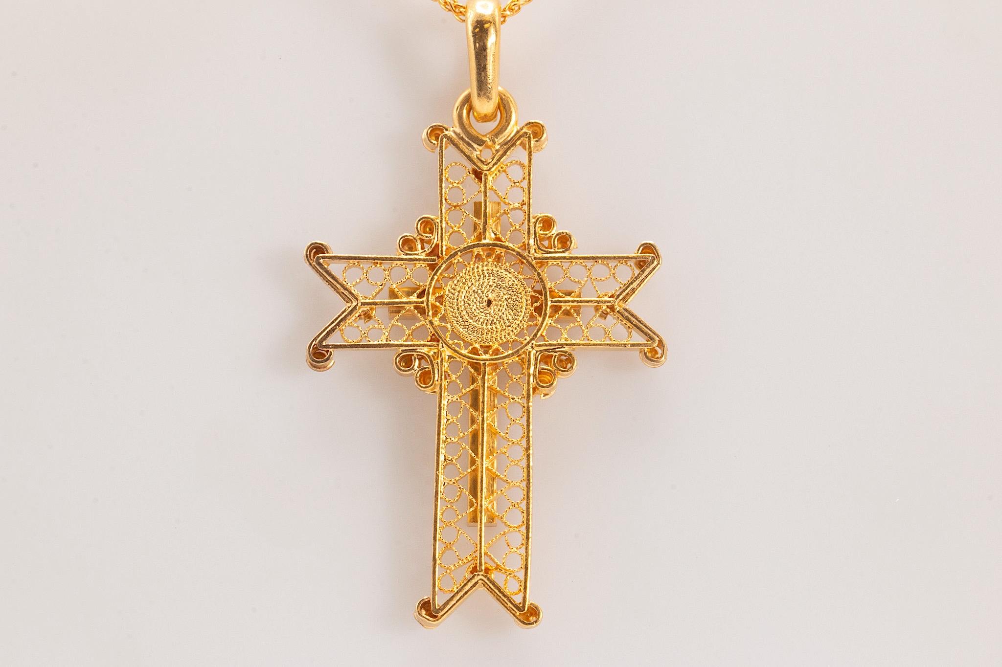 Collier vintage avec pendentif croix en or jaune 18k Bon état - En vente à Houston, TX