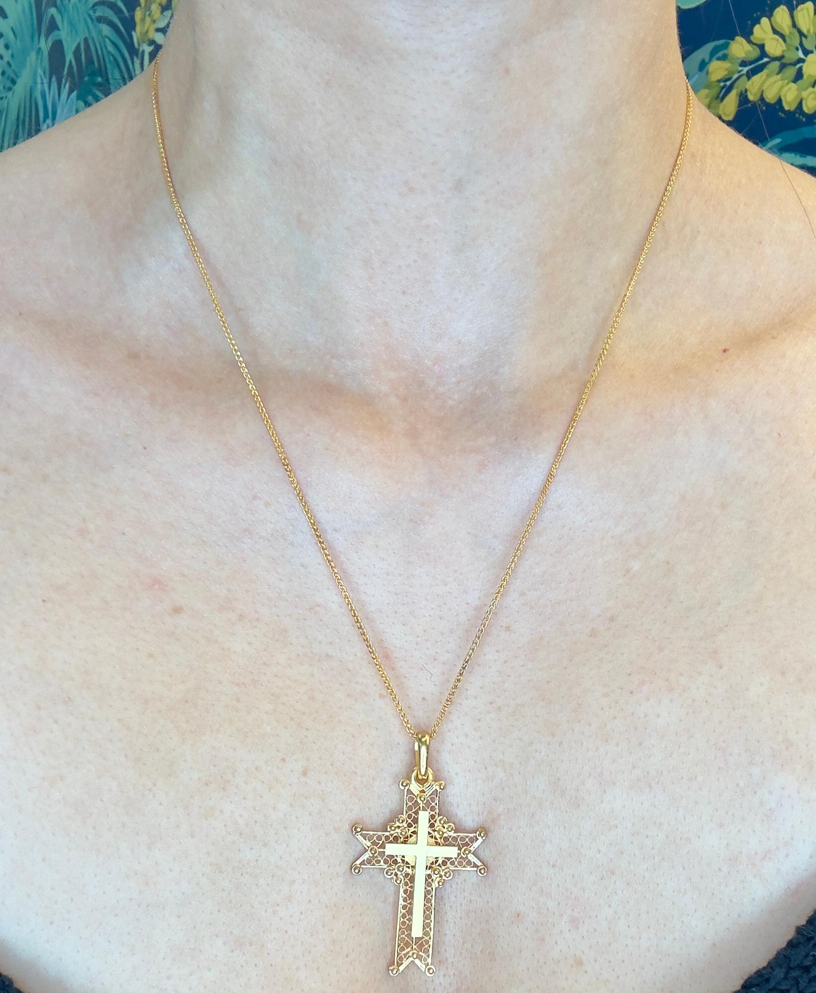 Collier vintage avec pendentif croix en or jaune 18k Unisexe en vente