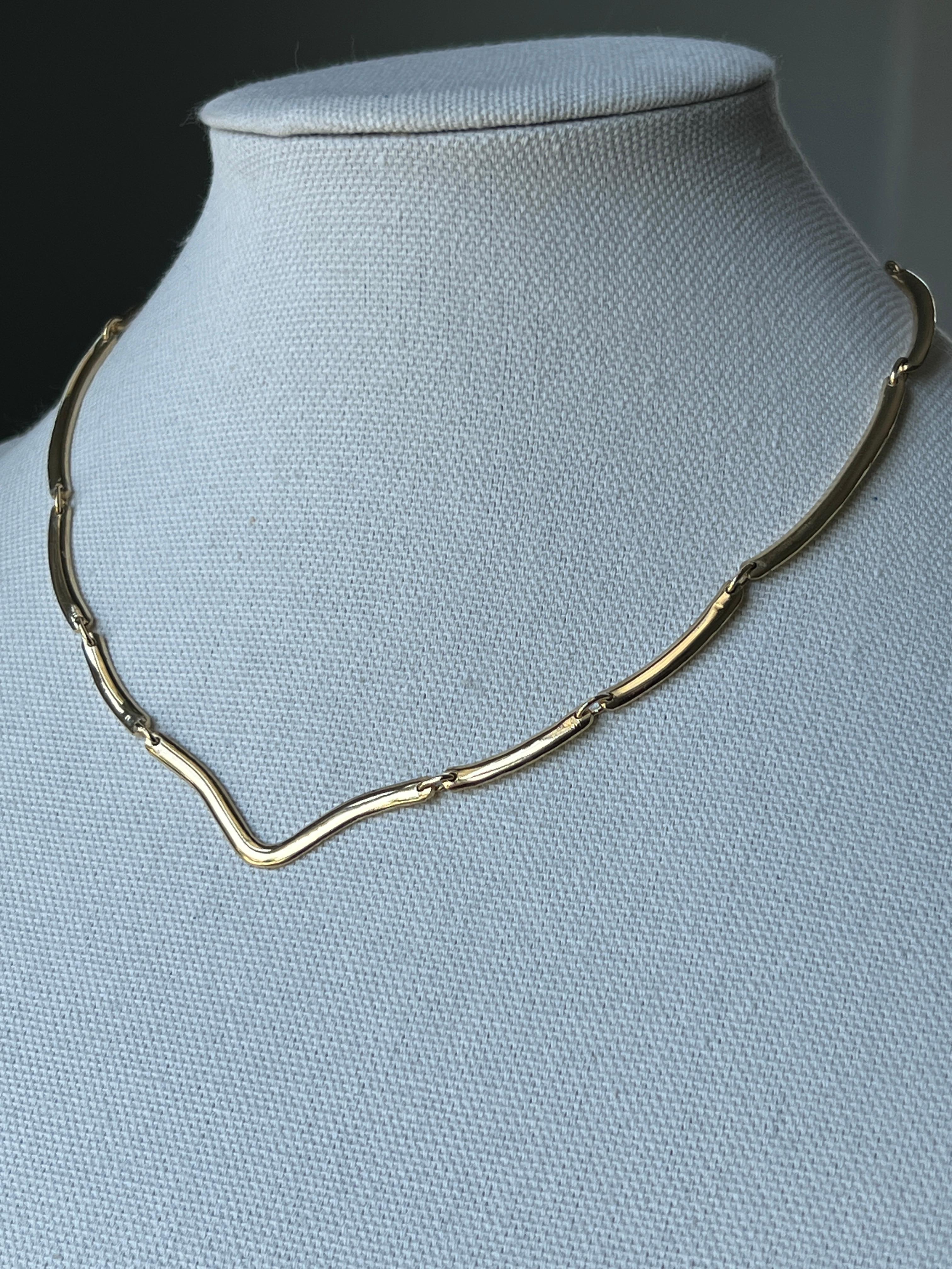 Femenino o masculino Collar vintage de eslabones curvados de oro amarillo de 18k Años 80 en venta