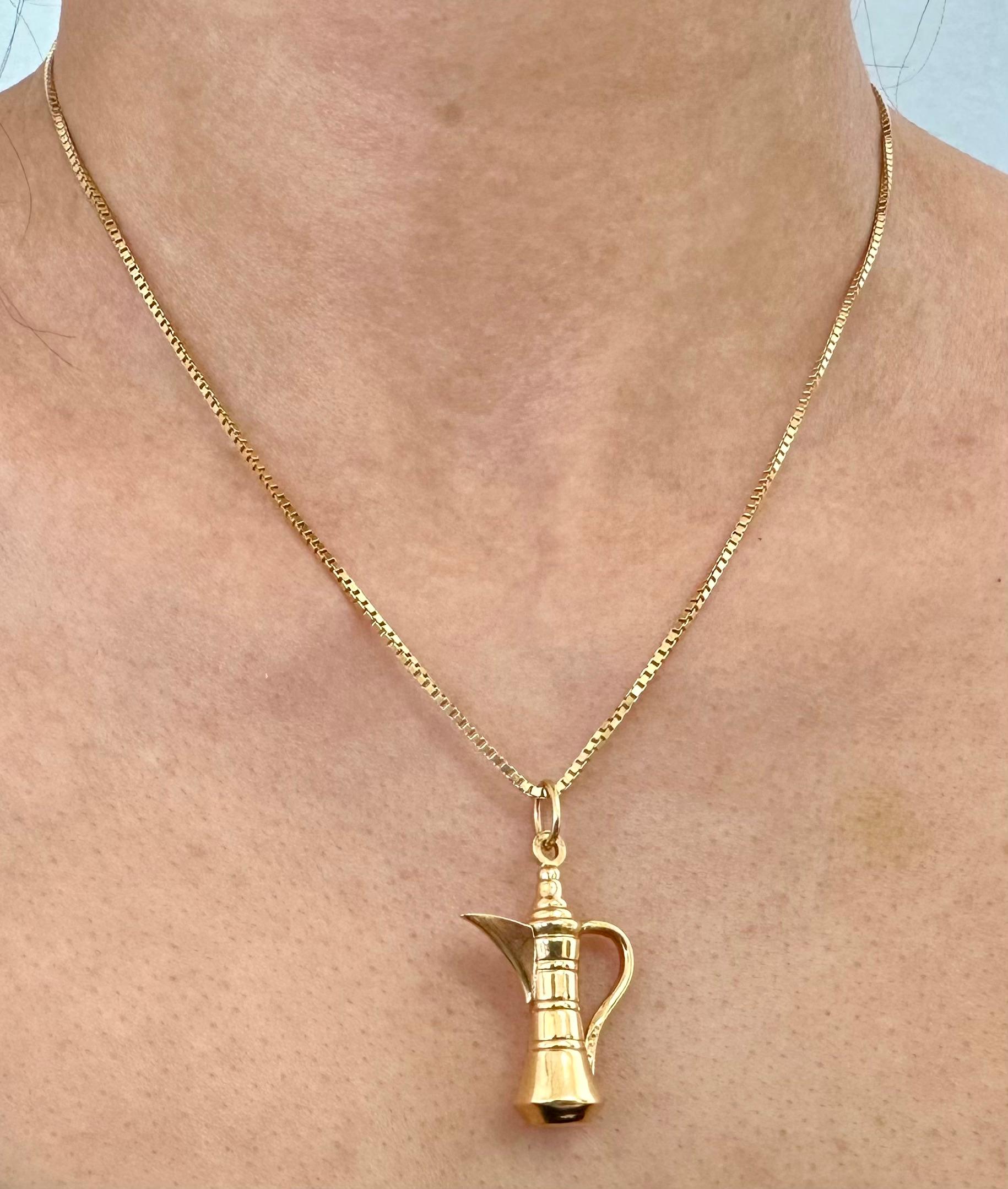 Vintage 18k Yellow Gold Dallah Coffee Pot Pendant Necklace In condizioni buone in vendita a Houston, TX