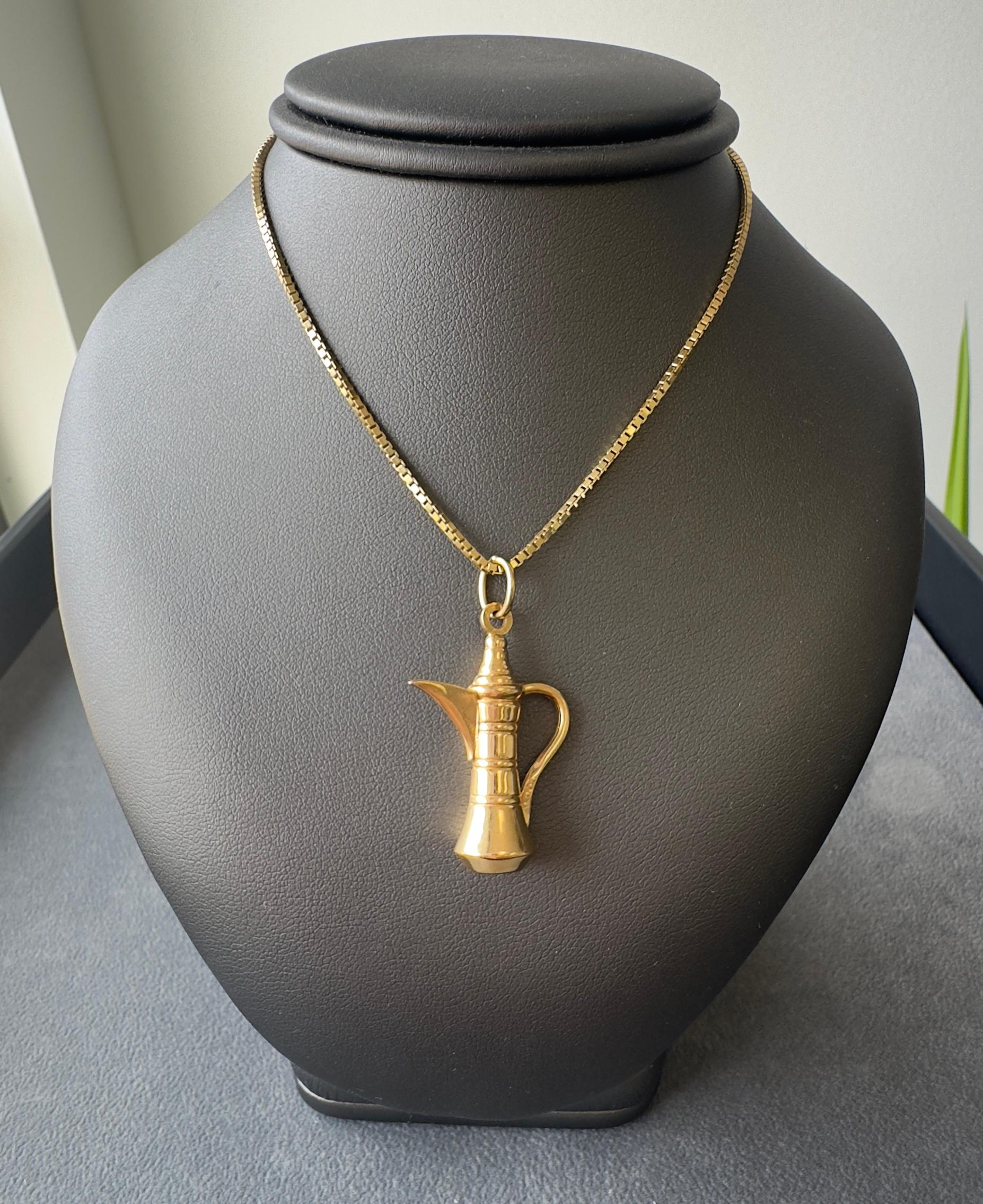 Vintage 18k Yellow Gold Dallah Coffee Pot Pendant Necklace in vendita 1
