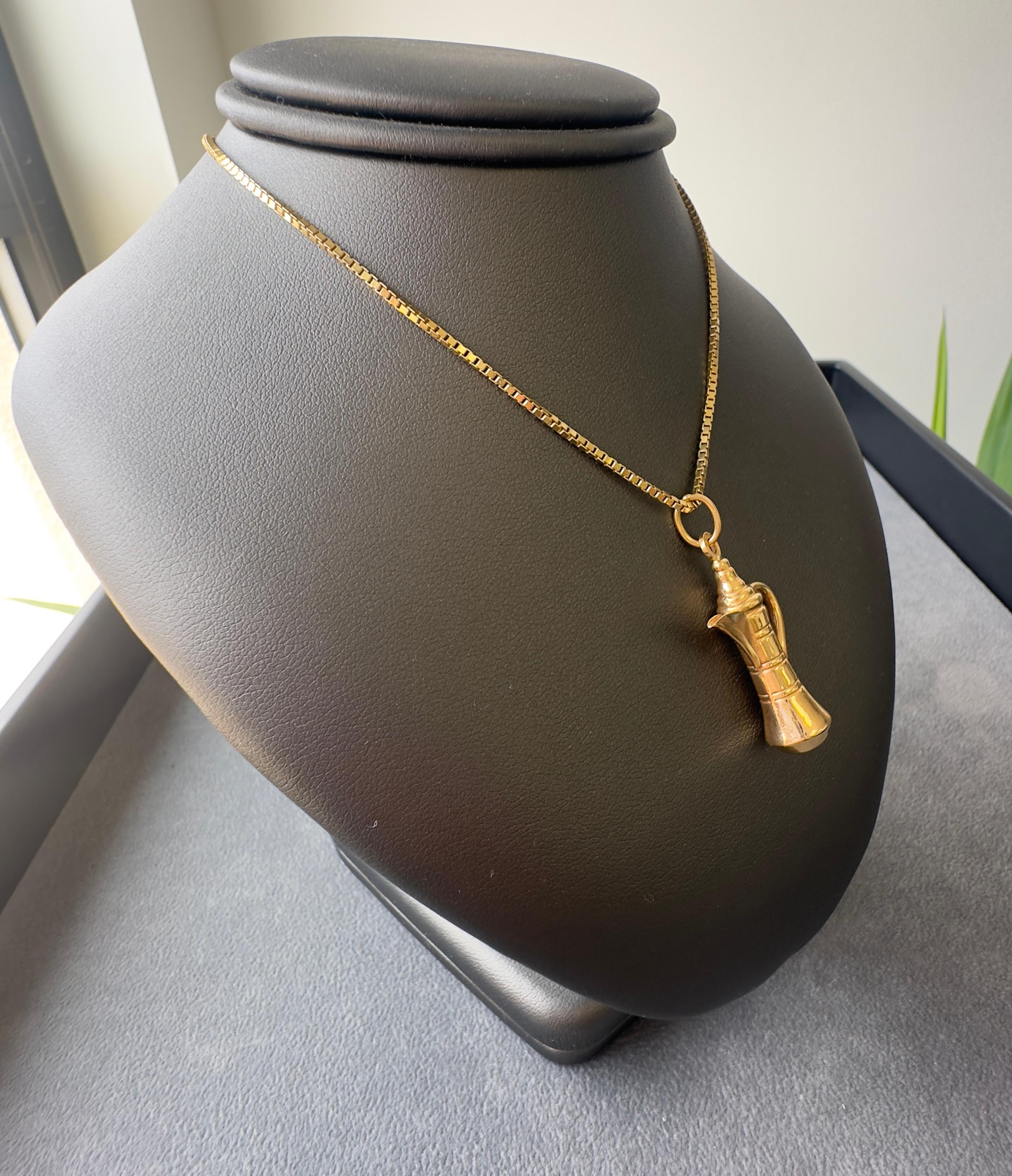 Vintage 18k Yellow Gold Dallah Coffee Pot Pendant Necklace in vendita 2