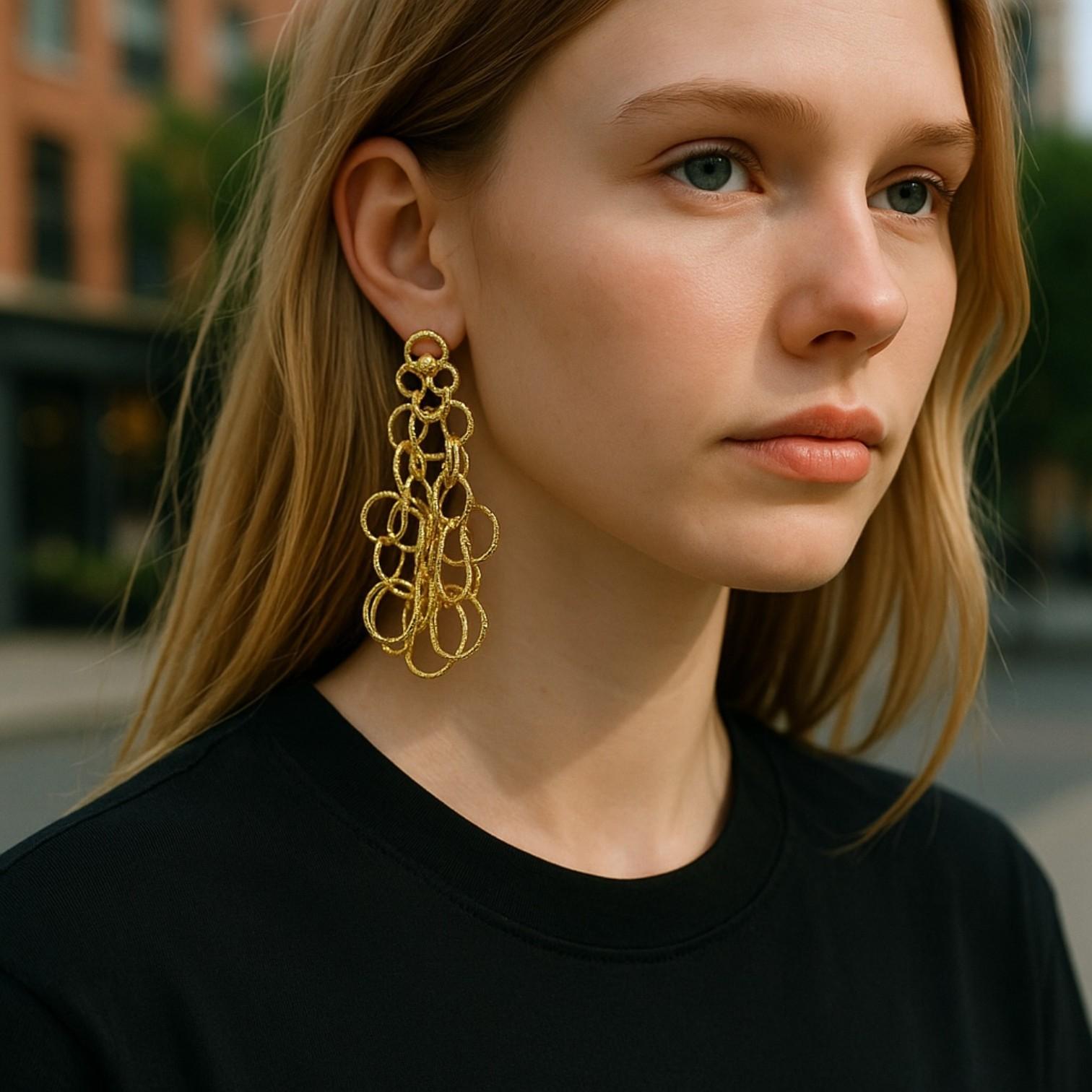 Ein Fest der raffinierten italienischen Handwerkskunst und zeitlosen Geometrie
Lassen Sie sich von der mühelosen Eleganz des Vintage-Designs mit diesen Ohrringen aus 18-karätigem Gelbgold verzaubern, deren kreisförmiges Motiv in der zeitgenössischen