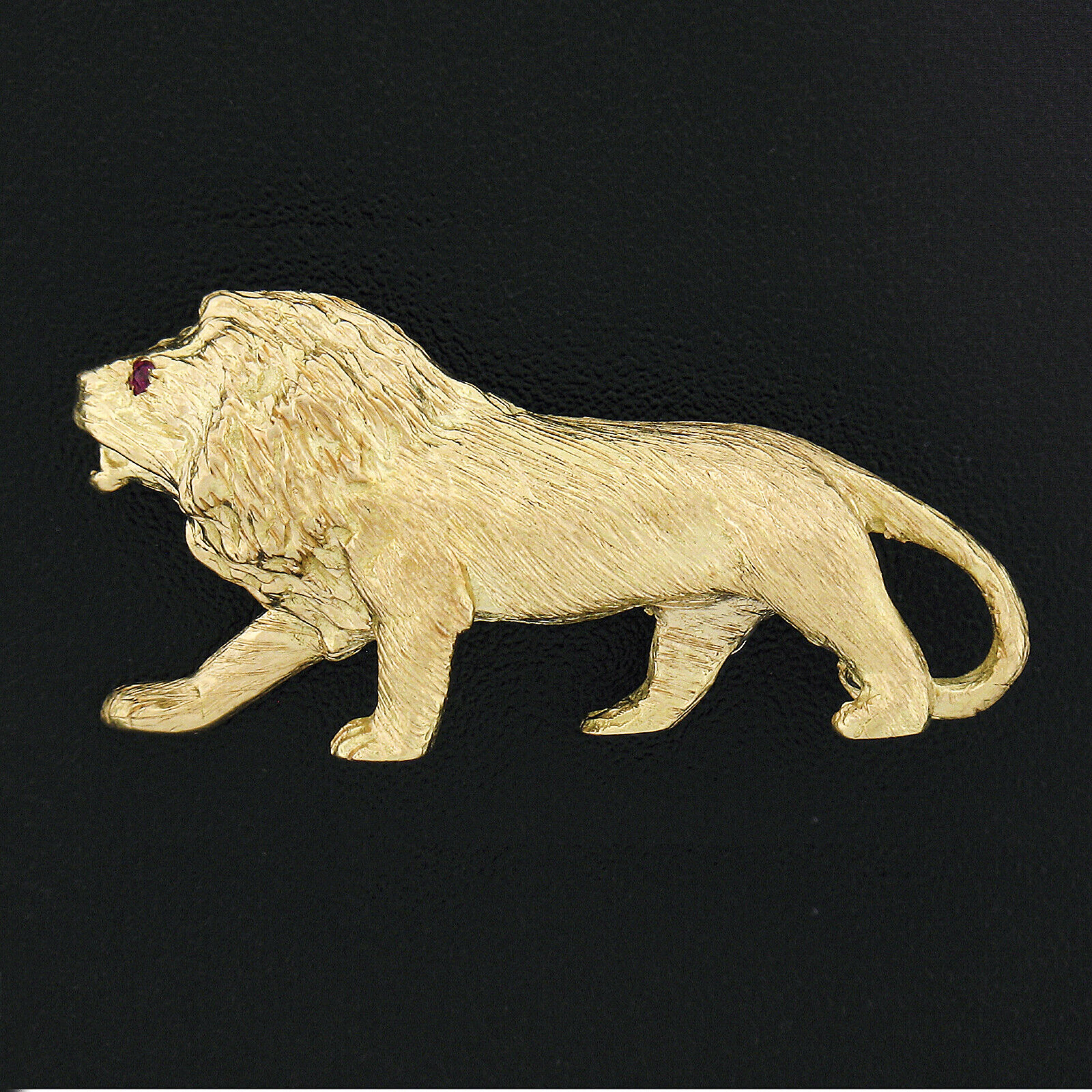 Retro Vintage 18K Yellow Gold Detailed Textured Standing Lion W/ Ruby Eye Brooch Pin For Sale