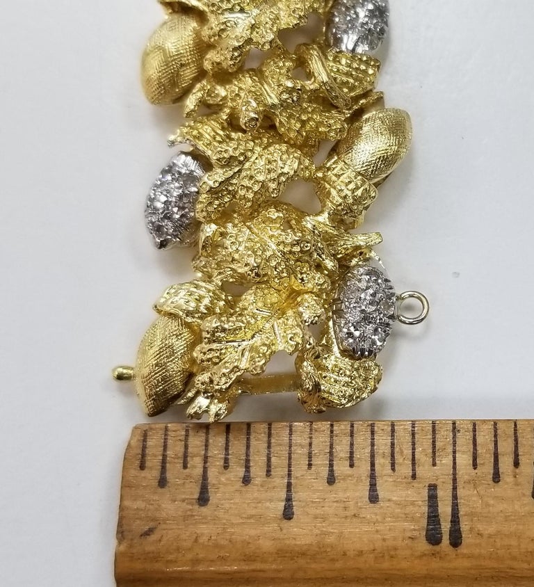 Circa 1960s Vintage 18 Karat Yellow Gold Diamond Acorn and Leaf Bracelet In Excellent Condition For Sale In Los Angeles, CA
