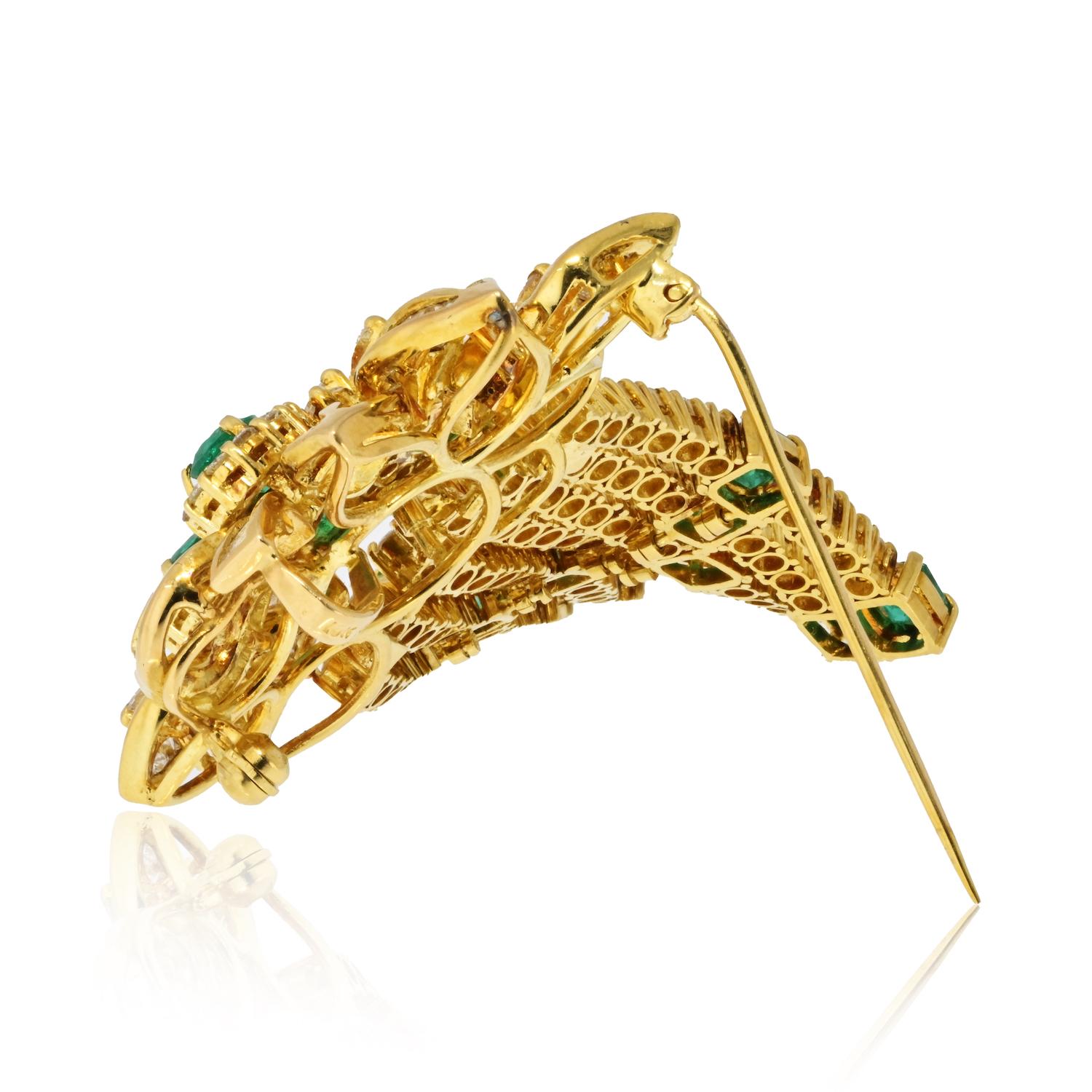 Round Cut Vintage 18K Yellow Gold Diamond And Green Emerald Floral Motif Brooch For Sale