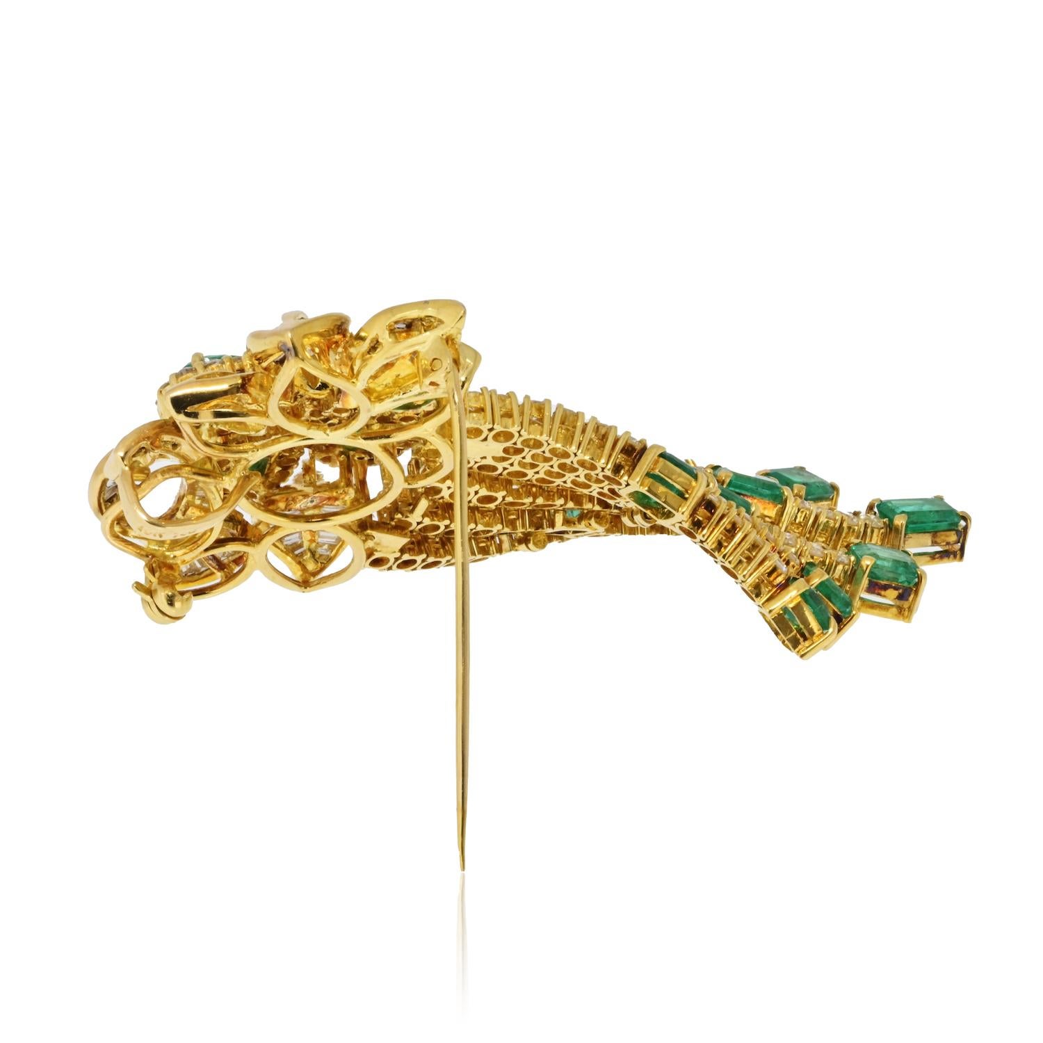 Vintage 18K Yellow Gold Diamond And Green Emerald Floral Motif Brooch In Excellent Condition For Sale In New York, NY