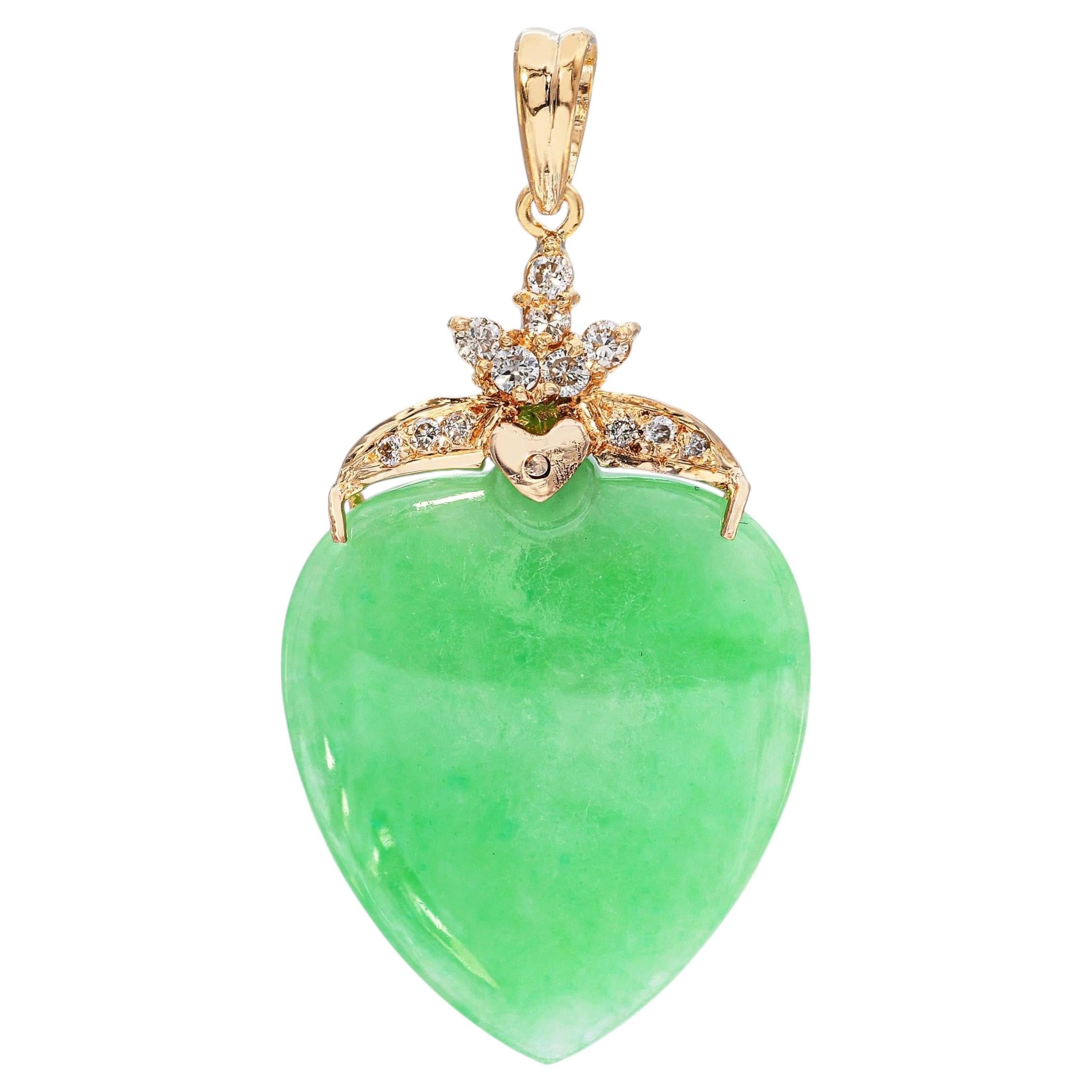 Colgante vintage de oro amarillo de 18k con diamantes y jadeíta en forma de gota
