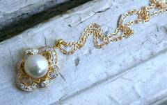Pendentif vintage en or jaune 18 carats, orné de diamants et de perles, avec chaîne.