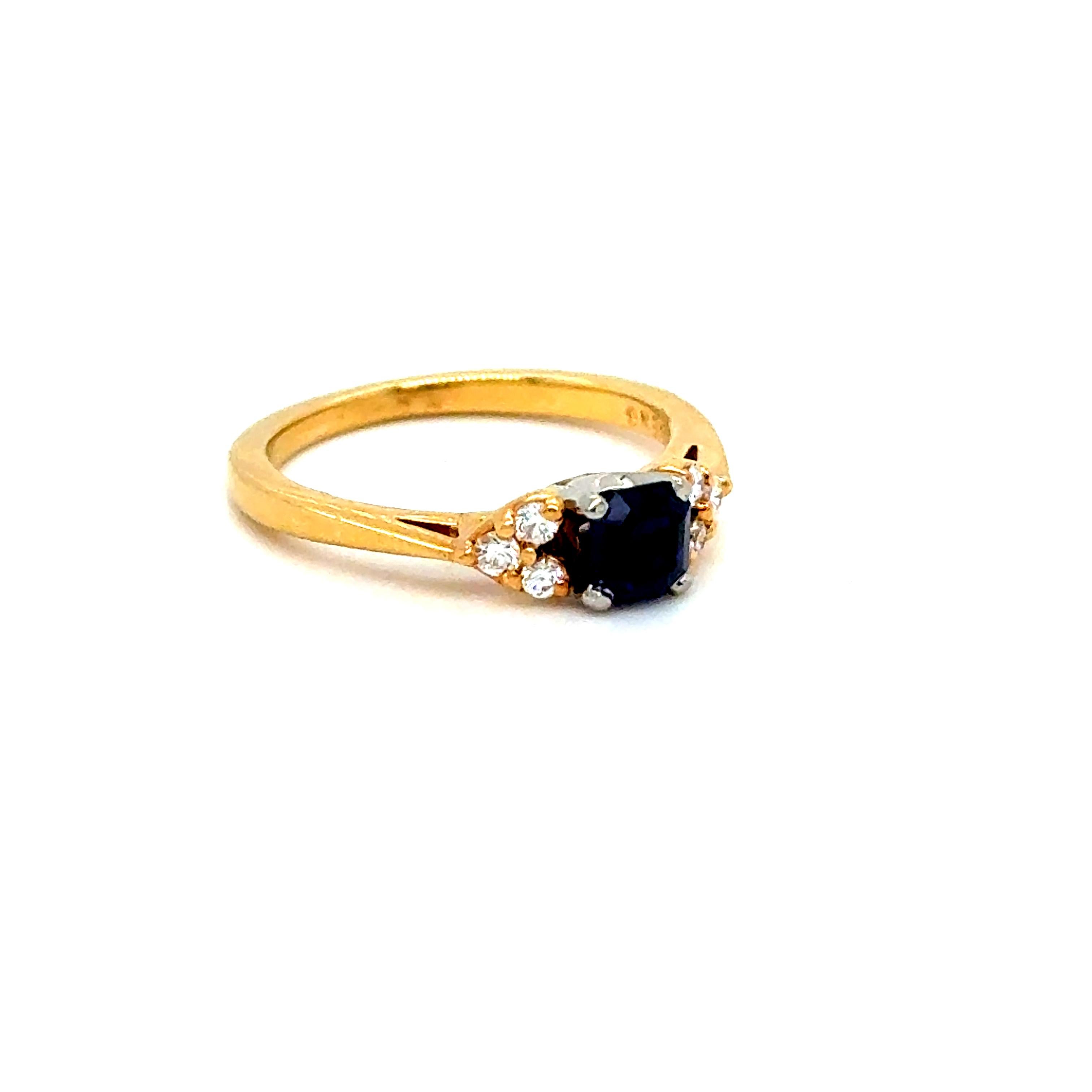 Bague de fiançailles vintage en or jaune 18K avec diamant et saphir par Jabel ✨

Véritable pièce d'héritage, cette bague de fiançailles vintage Jabel est fabriquée en luxueux or jaune 18 carats et sertie d'un saphir audacieux encadré de diamants