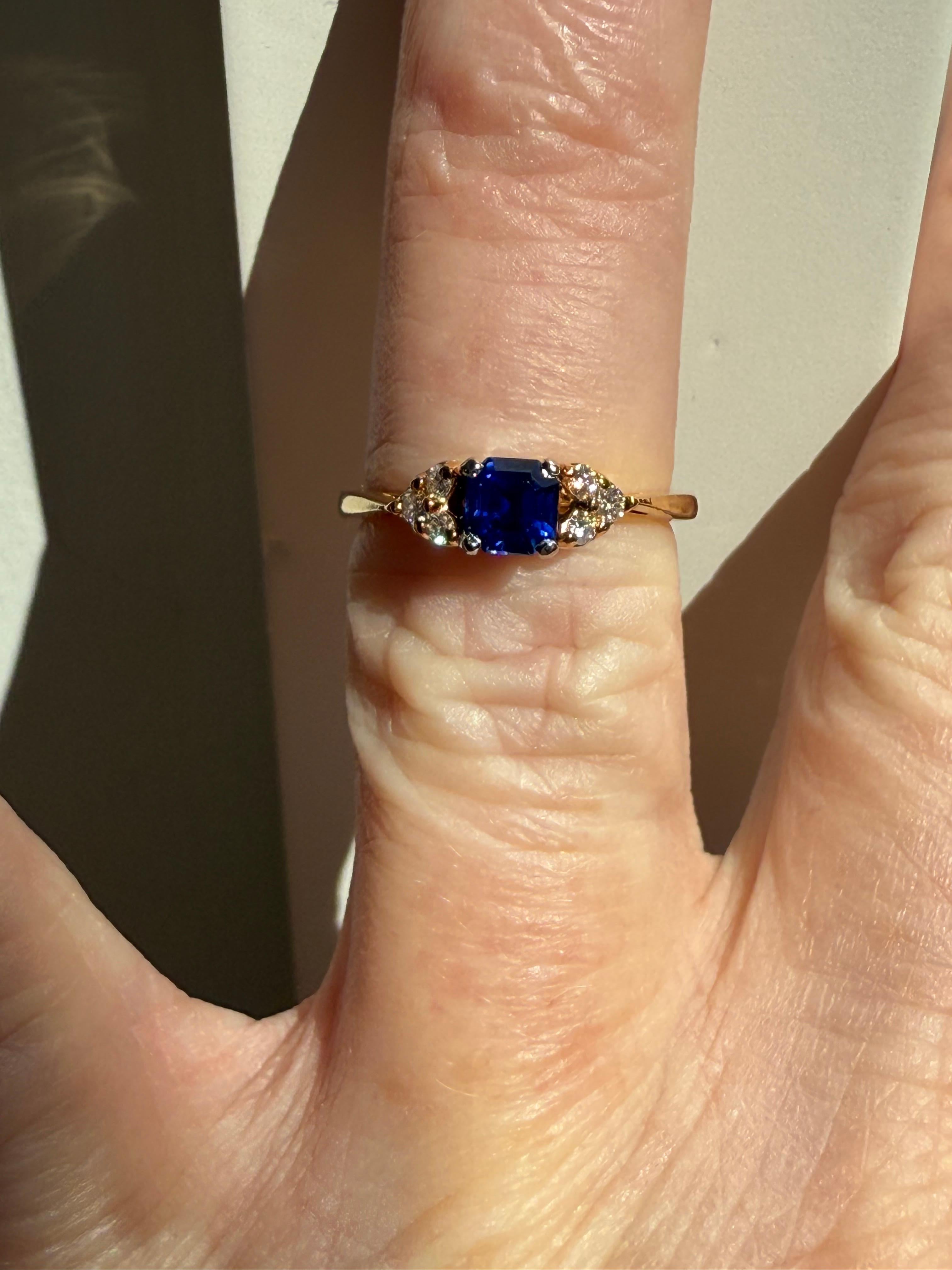 Taille carrée Bague de fiançailles vintage en or jaune 18K avec diamants et saphirs par Jabel. en vente