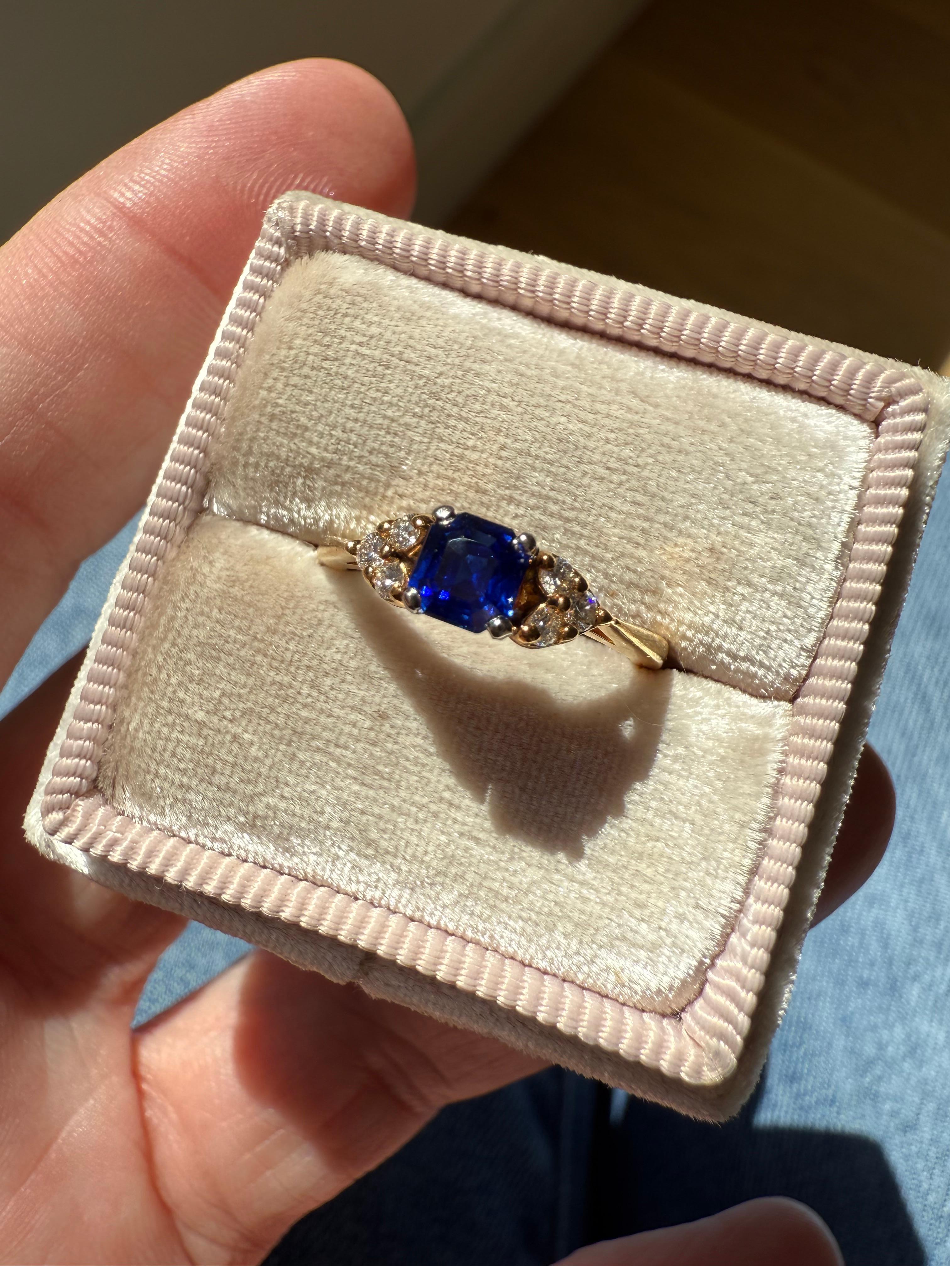 Bague de fiançailles vintage en or jaune 18K avec diamants et saphirs par Jabel. Bon état - En vente à San Francisco, CA