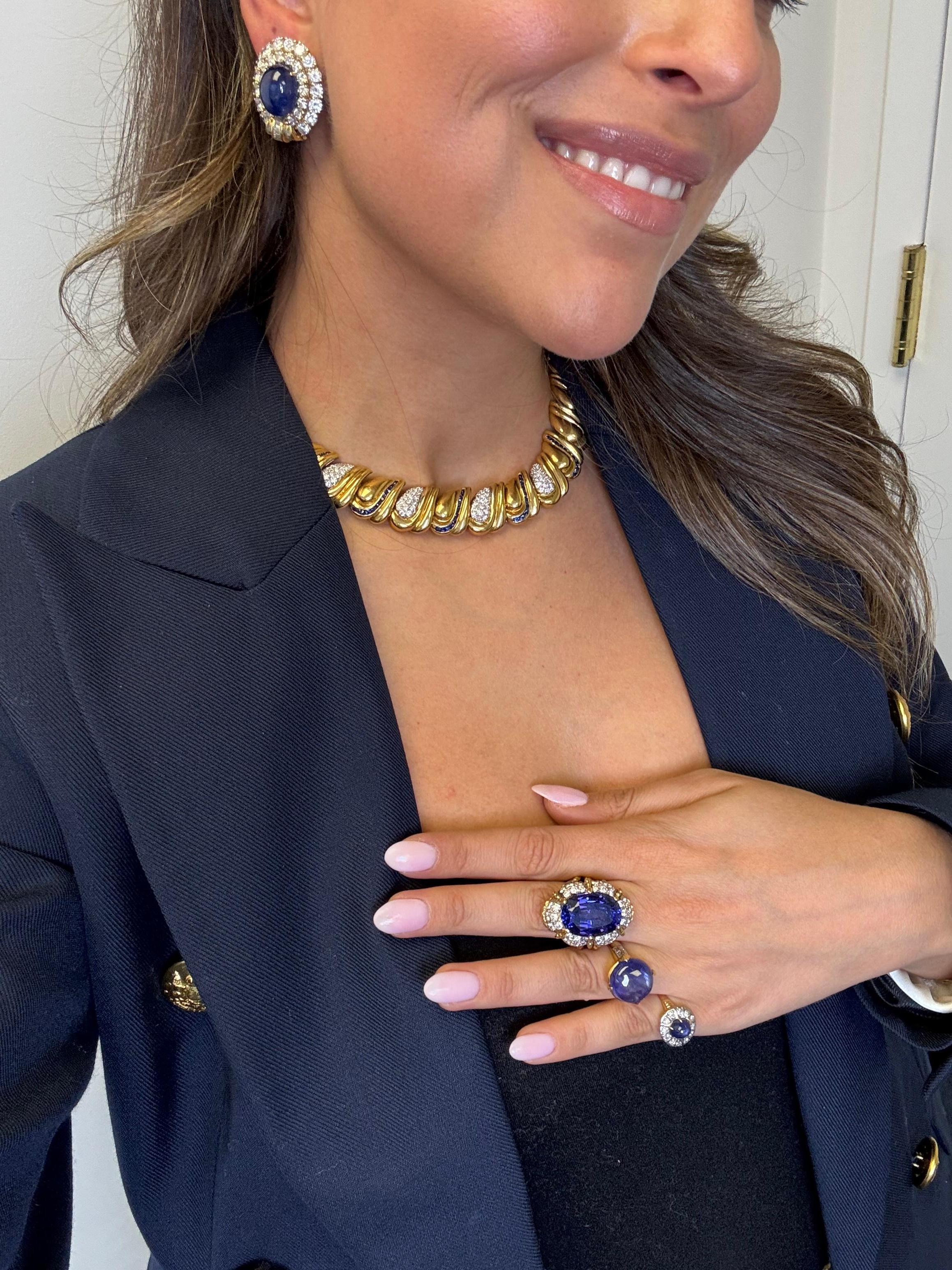 Ce collier des années 1980 a été réalisé en or jaune 18 carats par Élan. Ce design audacieux et sculptural présente une série de plaques fluides, semblables à des vagues, qui alternent entre l'or poli, les diamants taille brillant et les saphirs