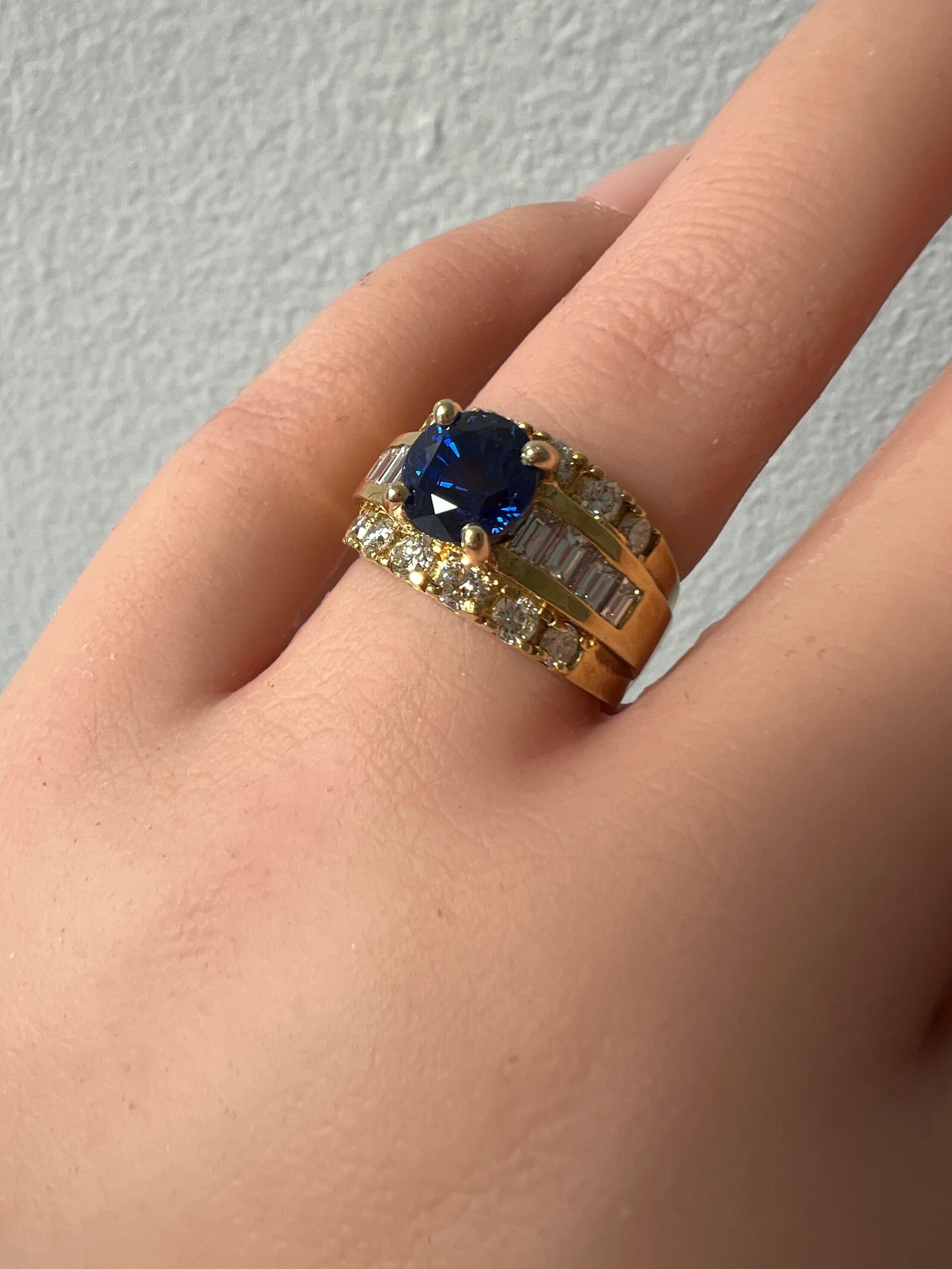 Round Cut Vintage 18K Yellow Gold Diamond and Unheated Royal Blue Ceylon Sapphire Ring GIA For Sale