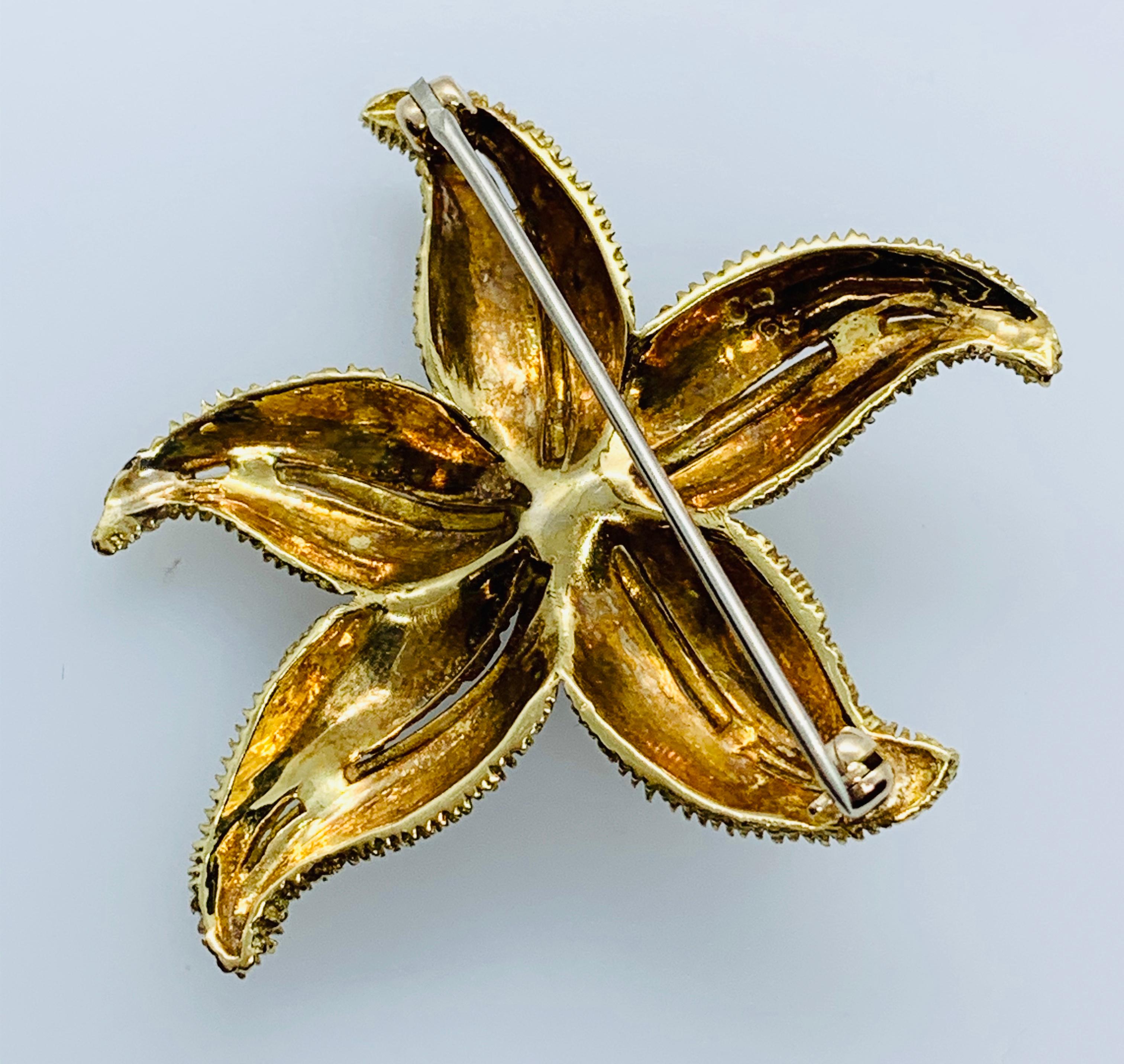 Women's or Men's Vintage 18 Karat Yellow Gold Diamond and Blue Sapphire Starfish Brooch