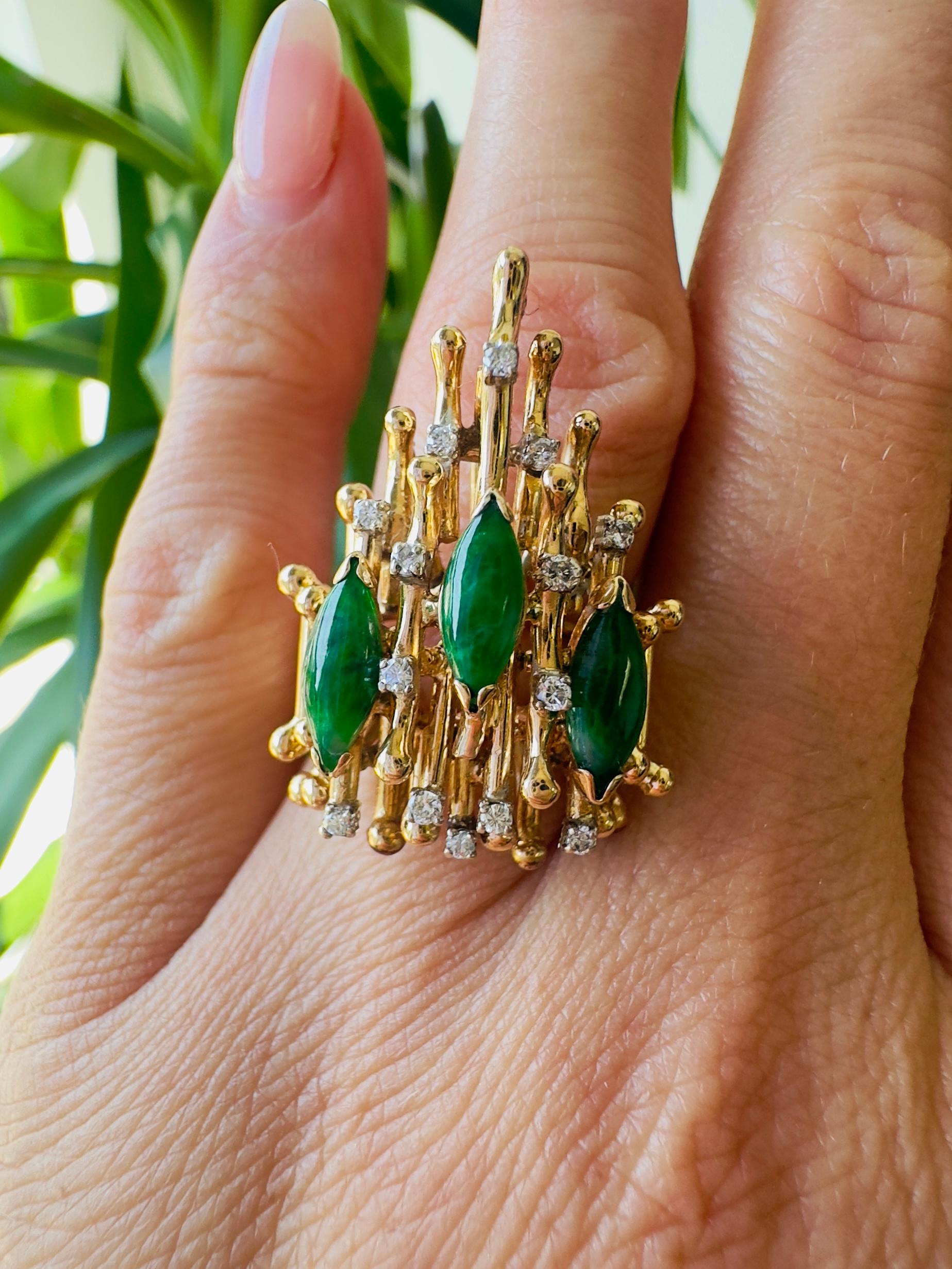 Bague cocktail vintage en or jaune 18k avec diamant et émeraude de Colombie Unisexe en vente