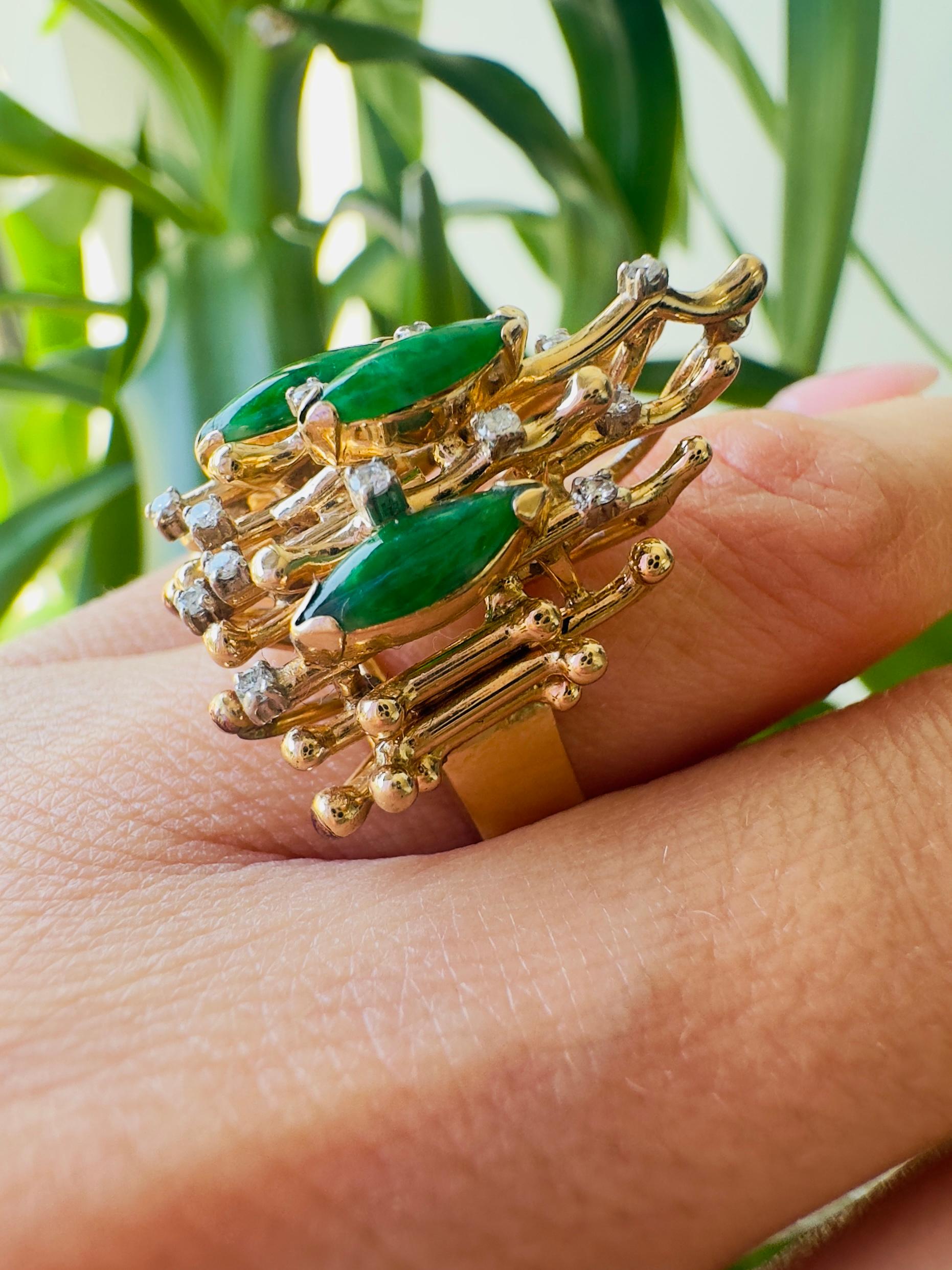 Bague cocktail vintage en or jaune 18k avec diamant et émeraude de Colombie en vente 2