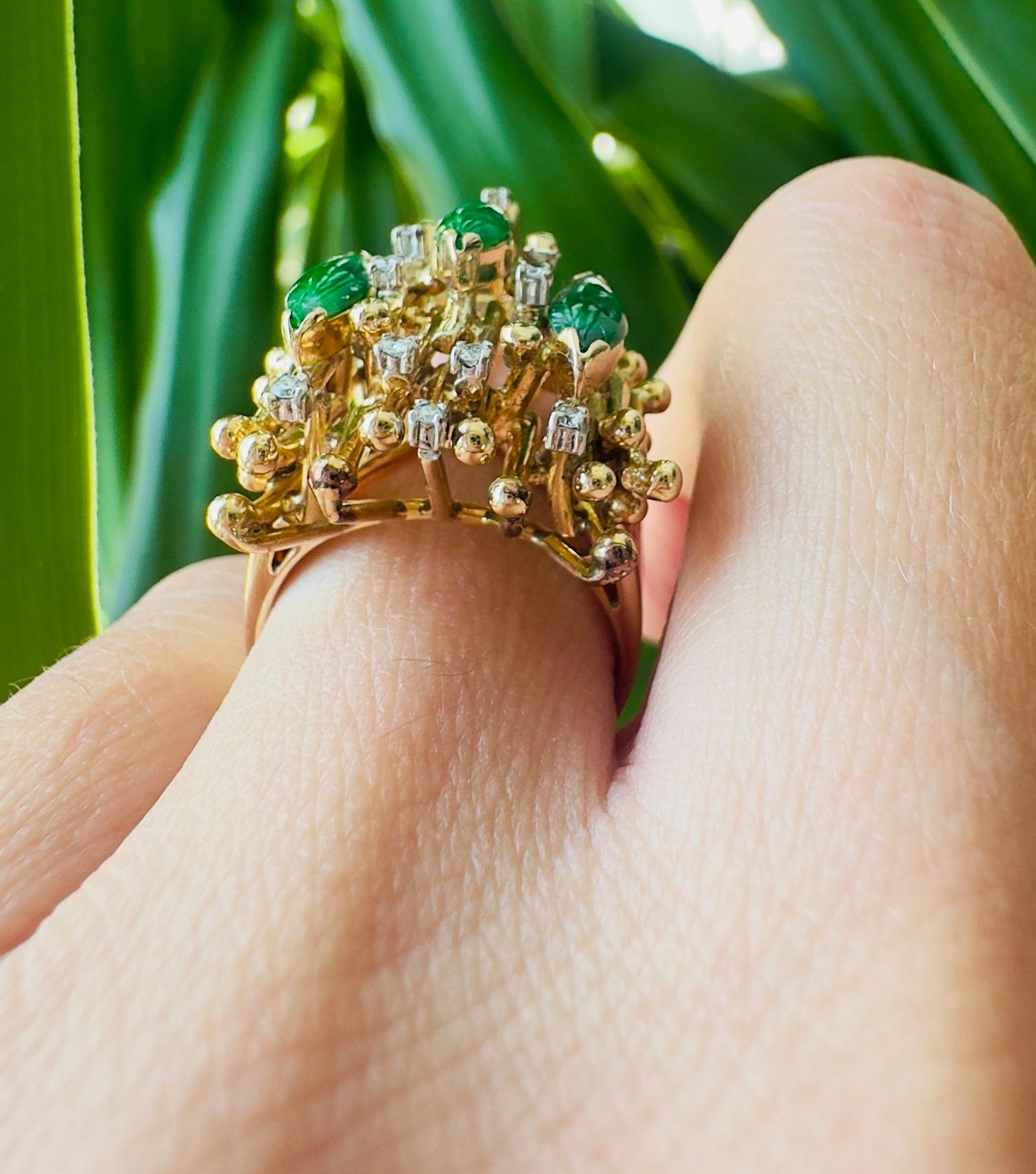 Bague cocktail vintage en or jaune 18k avec diamant et émeraude de Colombie en vente 3