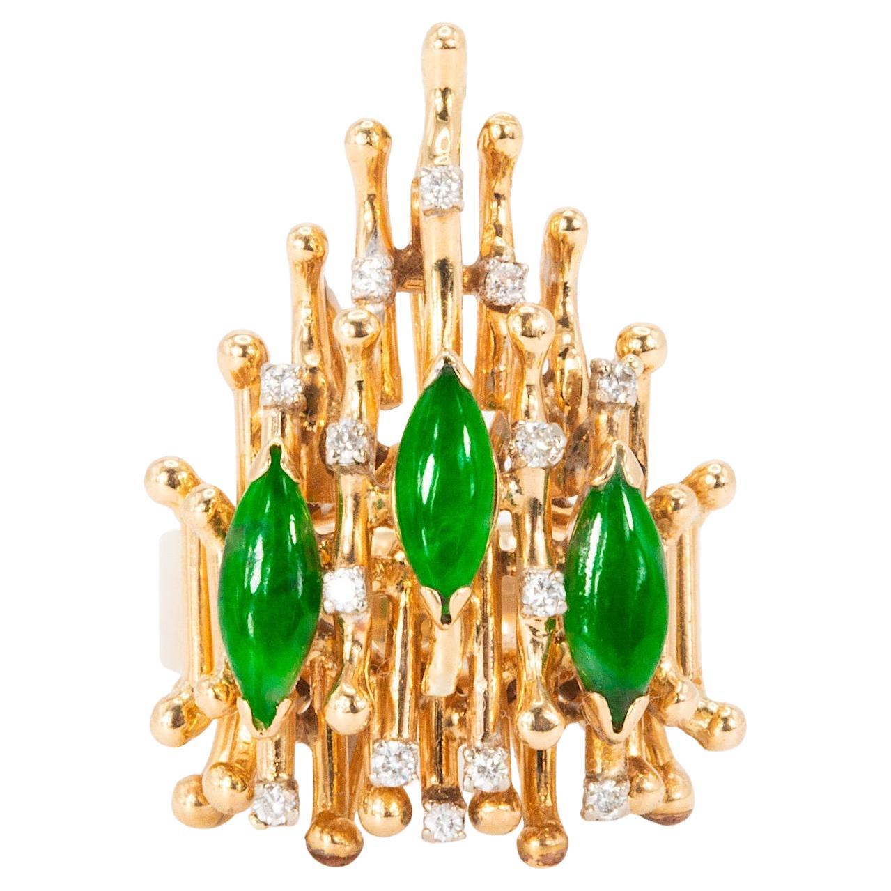 Bague cocktail vintage en or jaune 18k avec diamant et émeraude de Colombie en vente