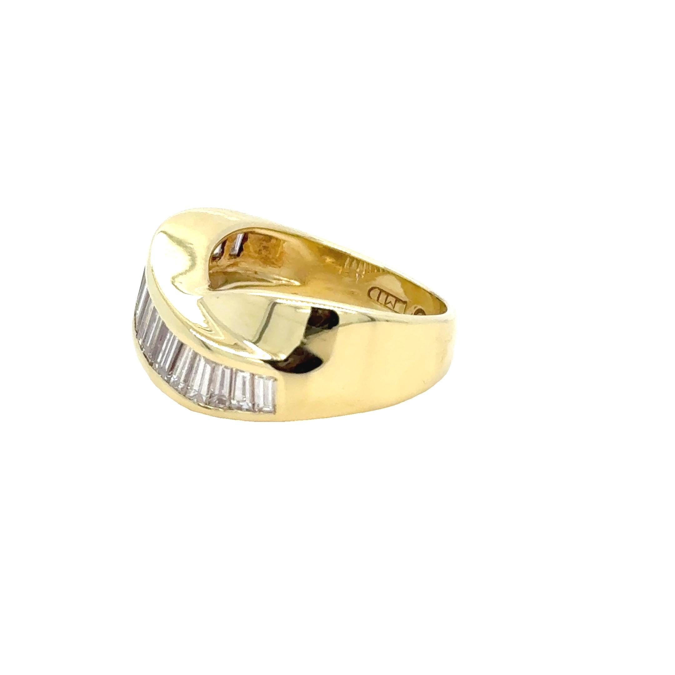 Contemporaneo Anello incrociato con diamanti d'epoca in oro giallo 18 carati con 2,00 carati di taglio baguette in vendita