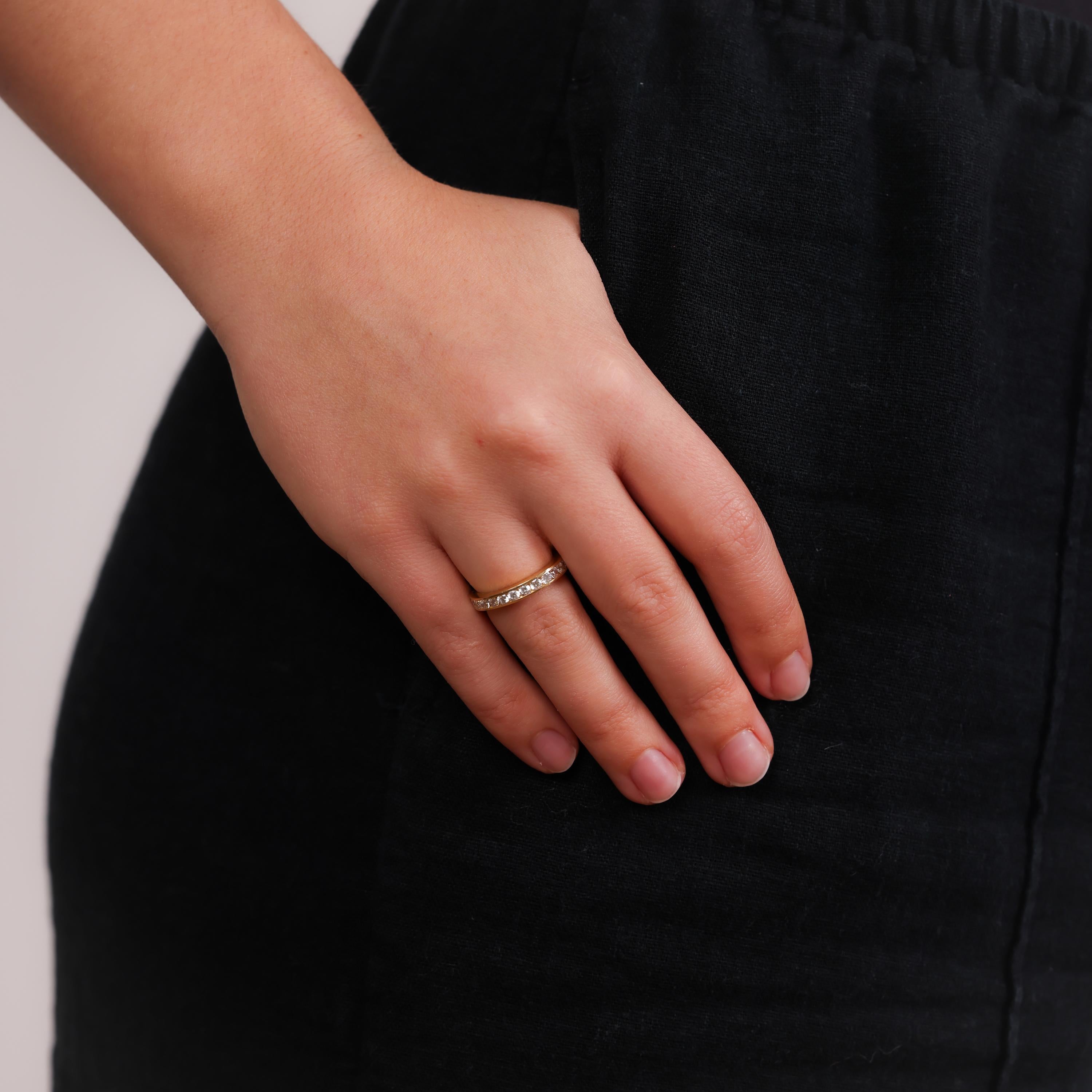 This vintage 18k yellow gold ring dazzles with 25 brilliant diamonds, showcasing timeless elegance and refined craftsmanship from the 1990s.

Center stone: 25 round brilliant diamonds
Total diamond weight: Approximately 1.25 carats
Color: G
Clarity: