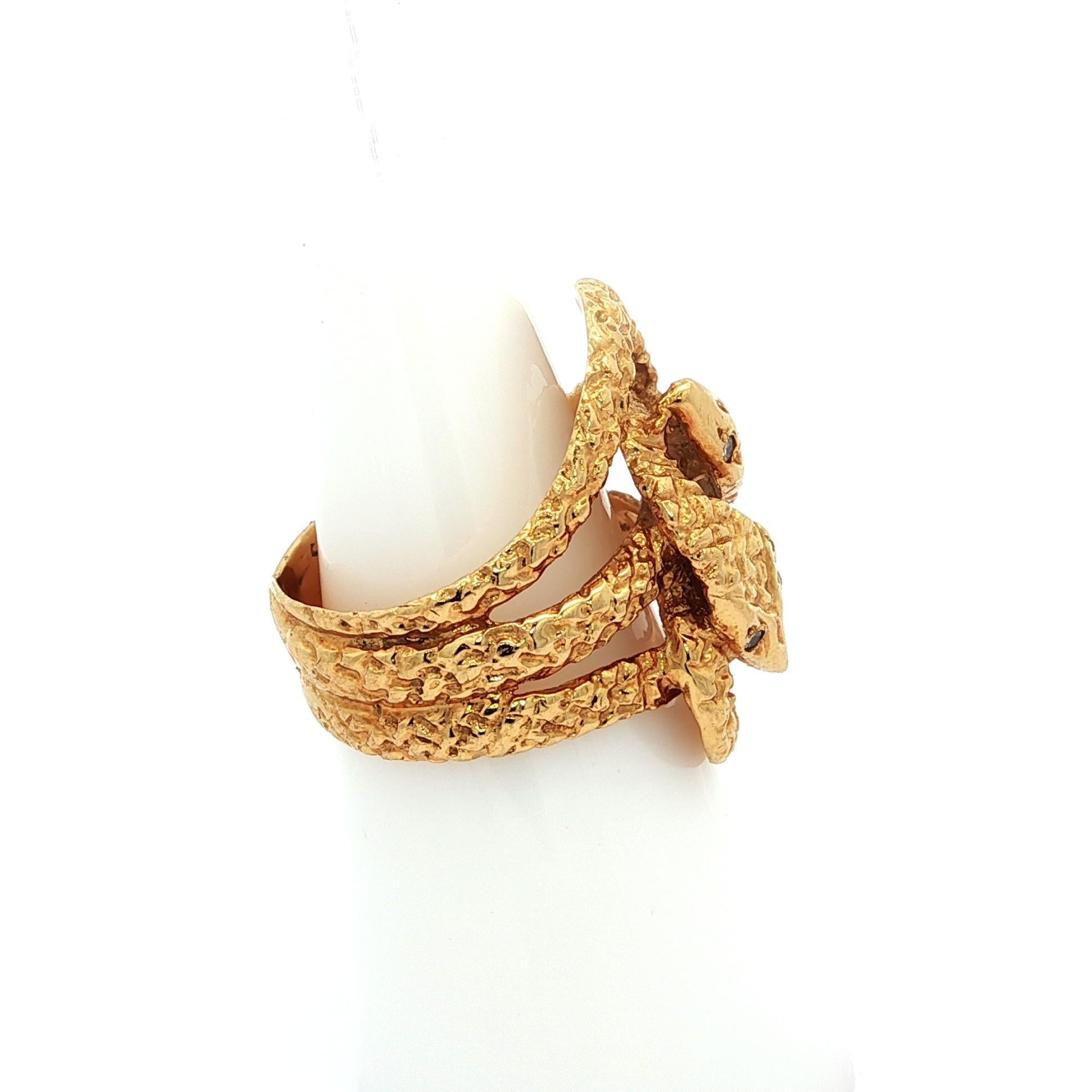 Vintage By in oro giallo 18 carati con occhi di diamante e dettagliato anello a fascia larga a doppio serpente in vendita 5