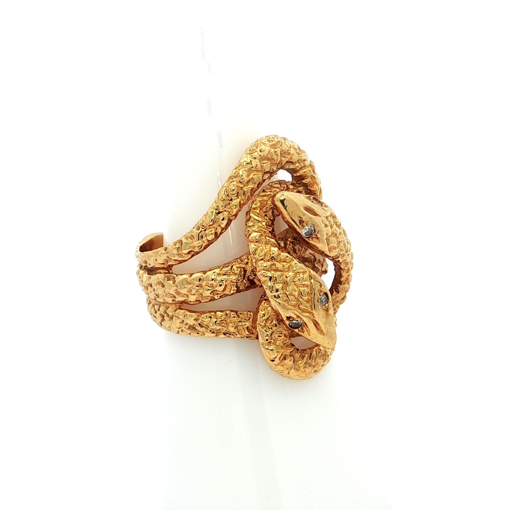 Vintage By in oro giallo 18 carati con occhi di diamante e dettagliato anello a fascia larga a doppio serpente in vendita 6
