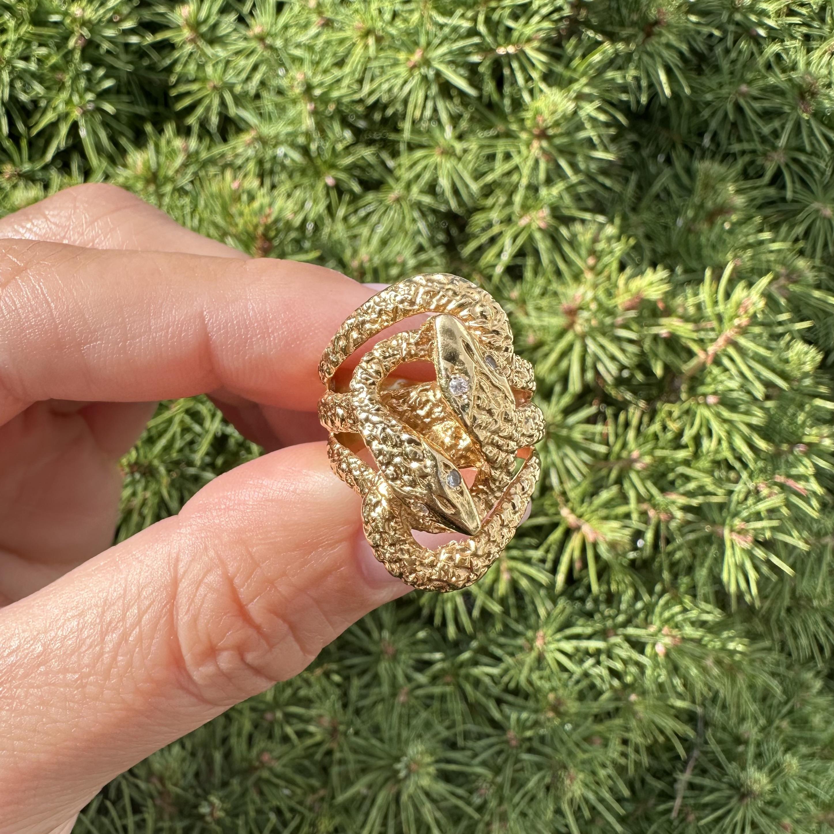 Vintage By in oro giallo 18 carati con occhi di diamante e dettagliato anello a fascia larga a doppio serpente in vendita 10