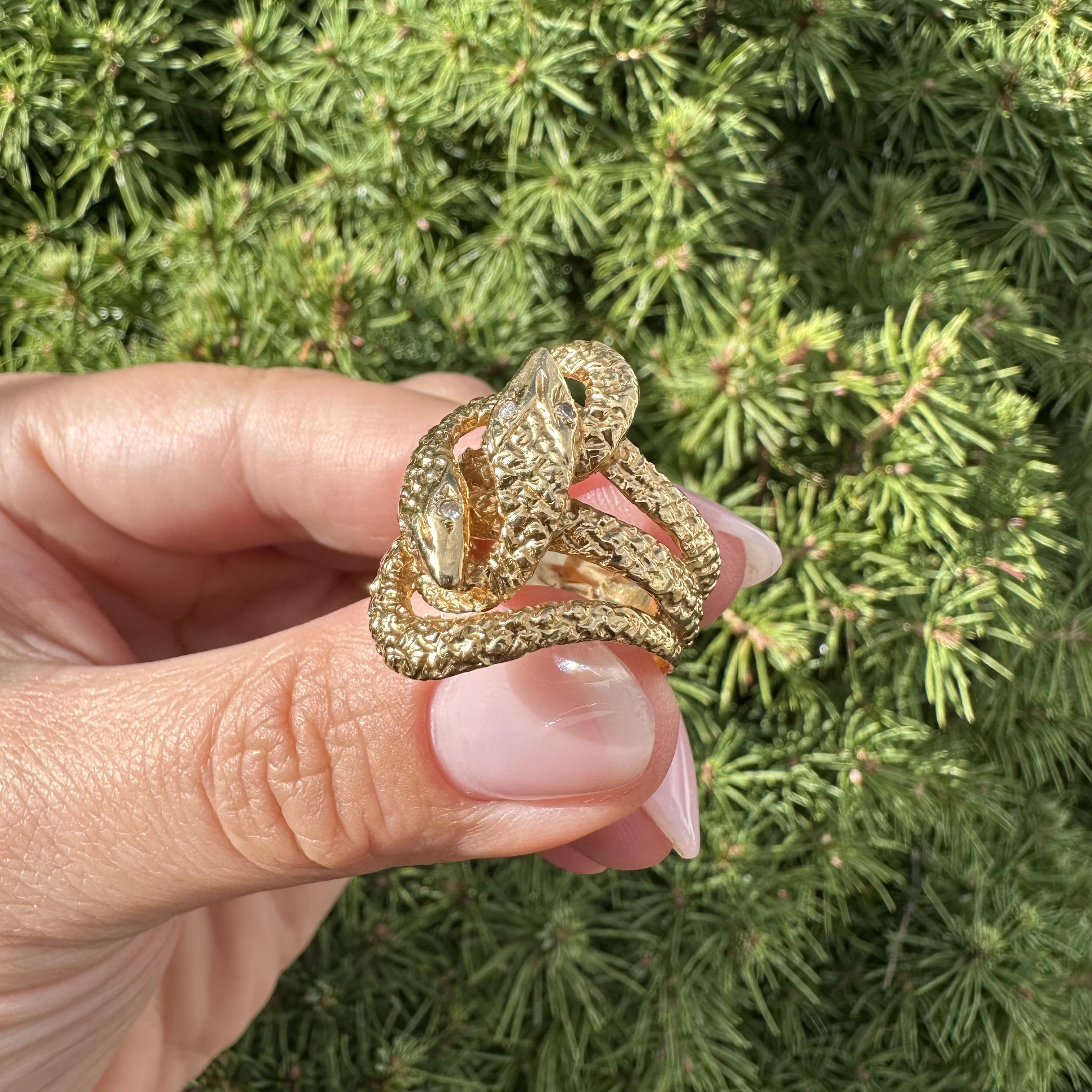 Vintage By in oro giallo 18 carati con occhi di diamante e dettagliato anello a fascia larga a doppio serpente in vendita 11