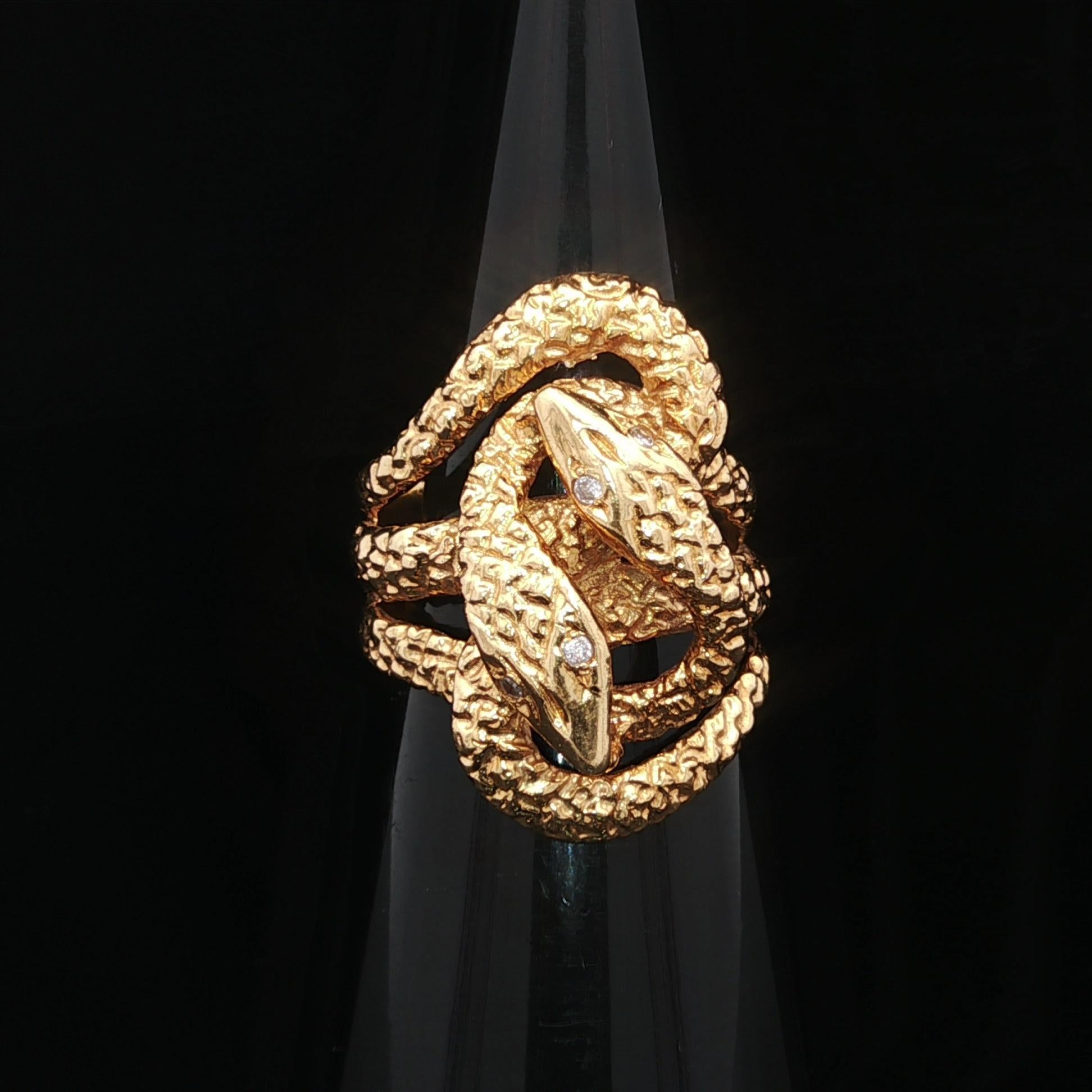 --Pietre: --
(4) Diamanti naturali autentici - taglio rotondo brillante - incastonati - bei diamanti bianchi brillanti - sugli occhi

Materiale: oro giallo 18k
Peso: 11,9 grammi
Misura dell'anello: 6.0 (adattato a un dito, contattaci prima
