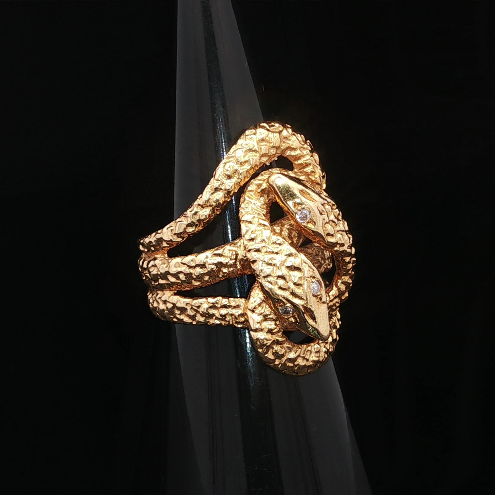 Taglio rotondo Vintage By in oro giallo 18 carati con occhi di diamante e dettagliato anello a fascia larga a doppio serpente in vendita