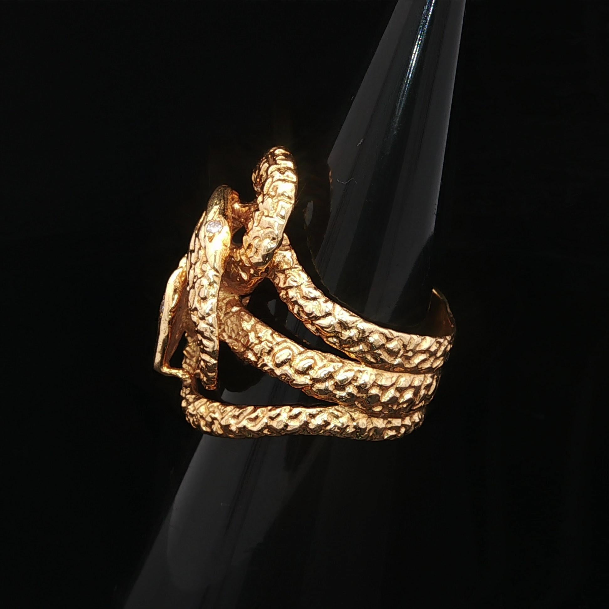Vintage By in oro giallo 18 carati con occhi di diamante e dettagliato anello a fascia larga a doppio serpente in vendita 1