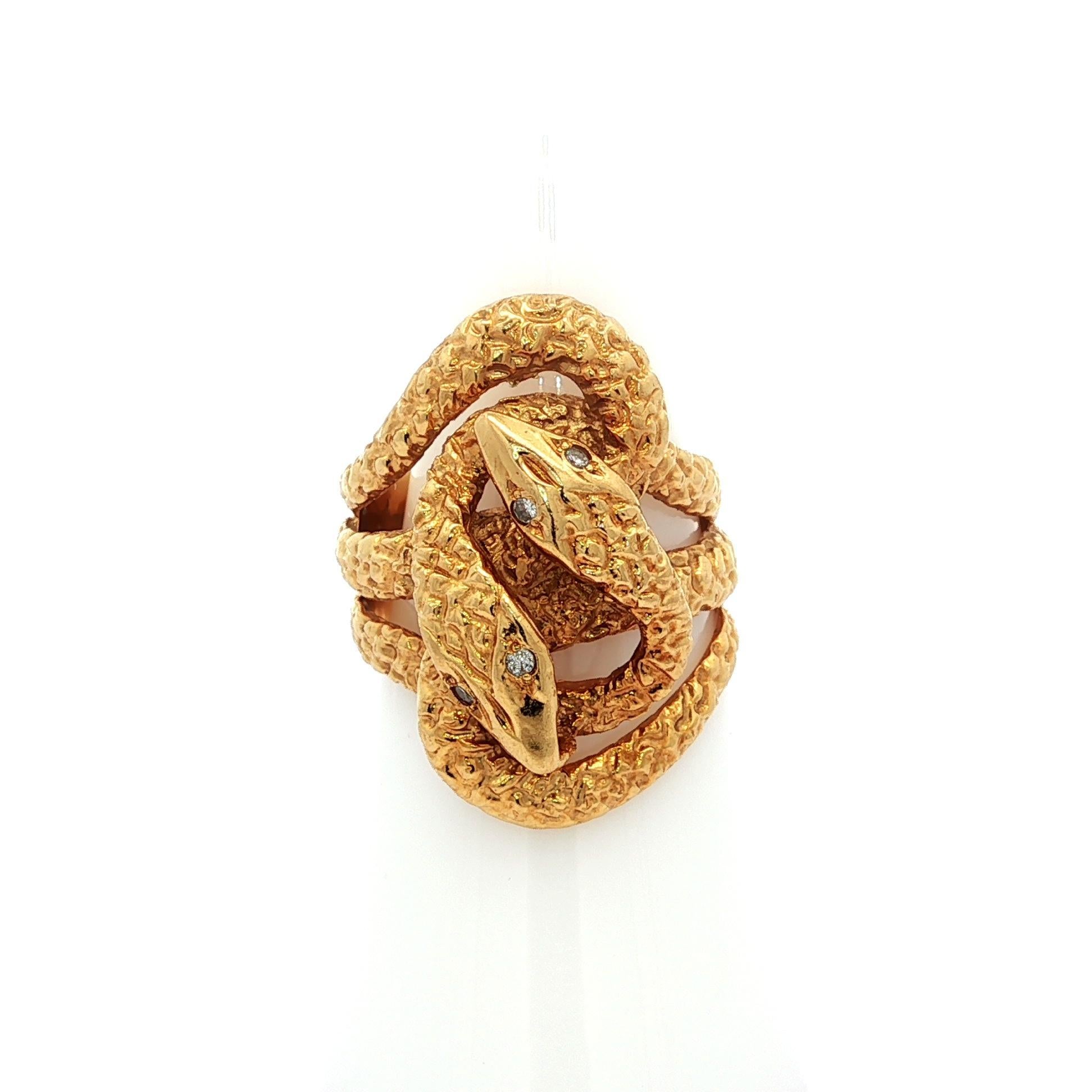 Vintage By in oro giallo 18 carati con occhi di diamante e dettagliato anello a fascia larga a doppio serpente in vendita 2