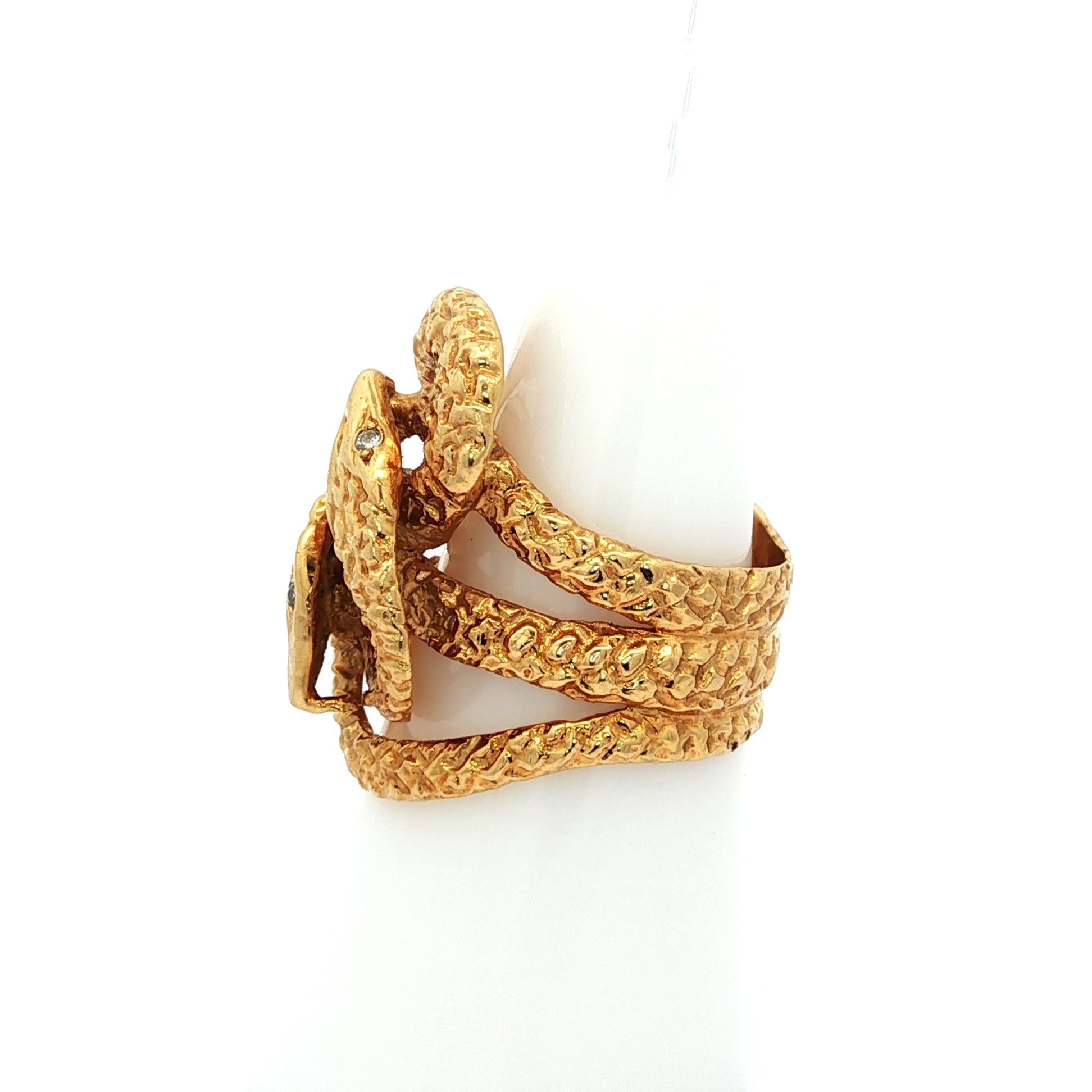 Vintage By in oro giallo 18 carati con occhi di diamante e dettagliato anello a fascia larga a doppio serpente in vendita 4