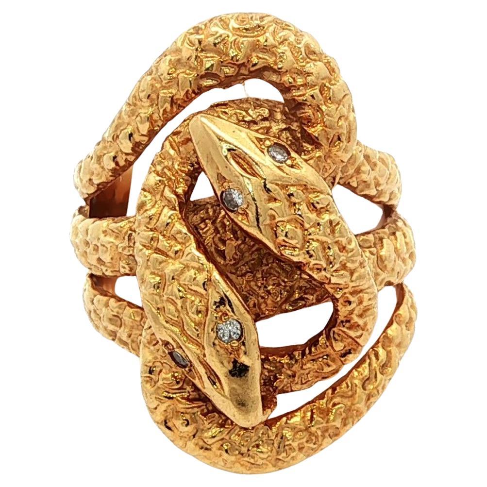 Vintage By in oro giallo 18 carati con occhi di diamante e dettagliato anello a fascia larga a doppio serpente in vendita