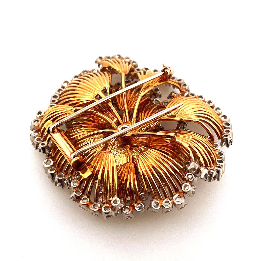 Vintage 18k Yellow Gold 12TCW Diamonds Flower Brooch In New Condition In New York, NY