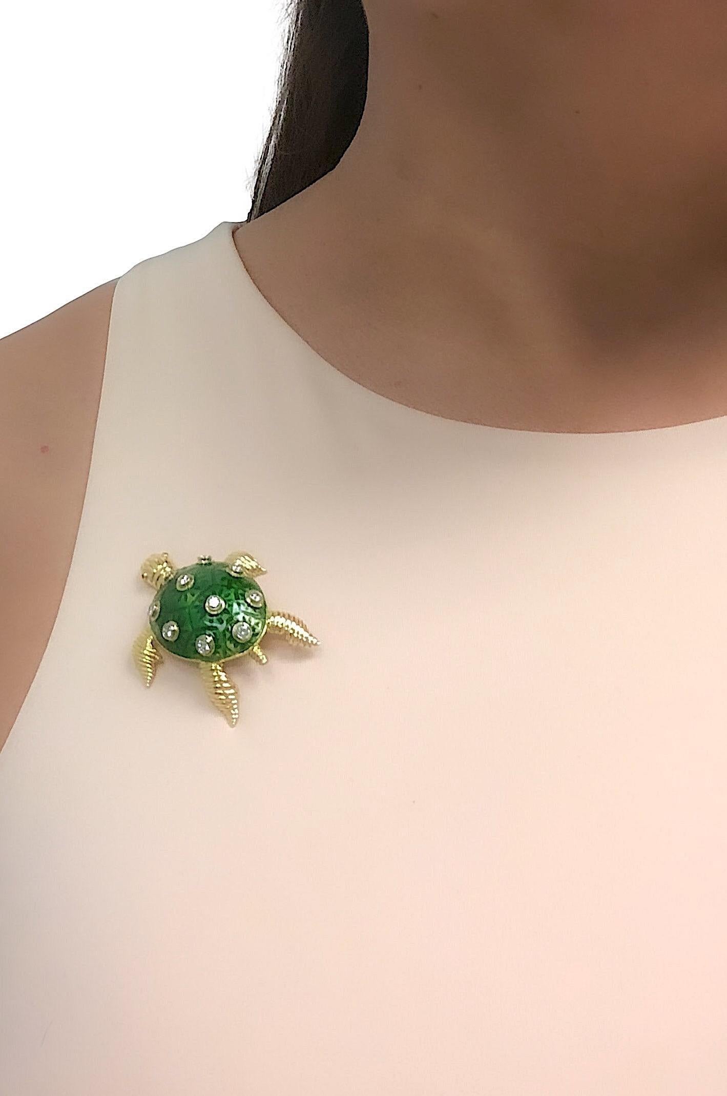 Vintage 18K Yellow Gold Diamond Green Enamel Turtle Brooch In Good Condition For Sale In New York, NY